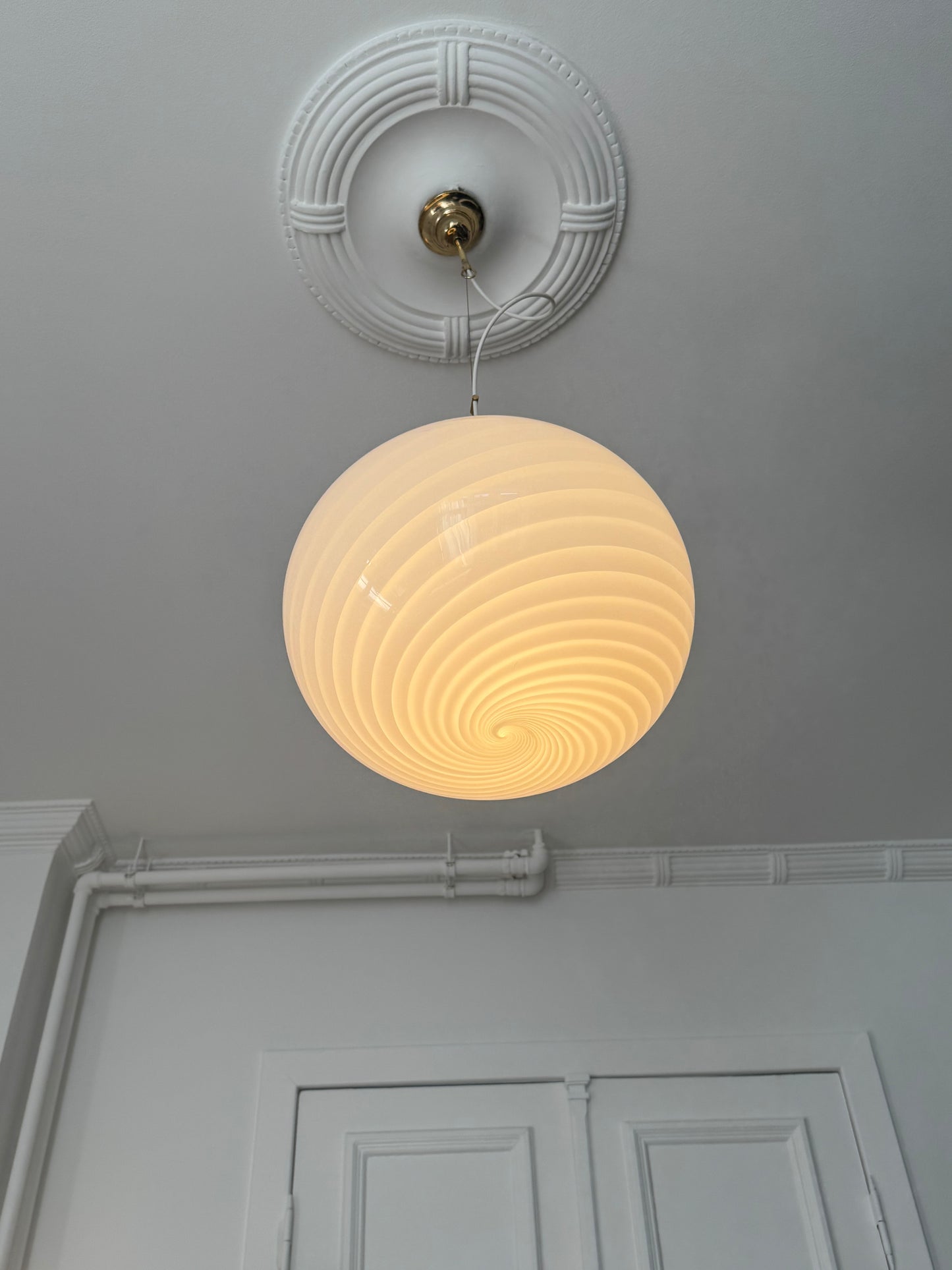 Smuk vintage Murano pendel med hvid swirl, 43 cm