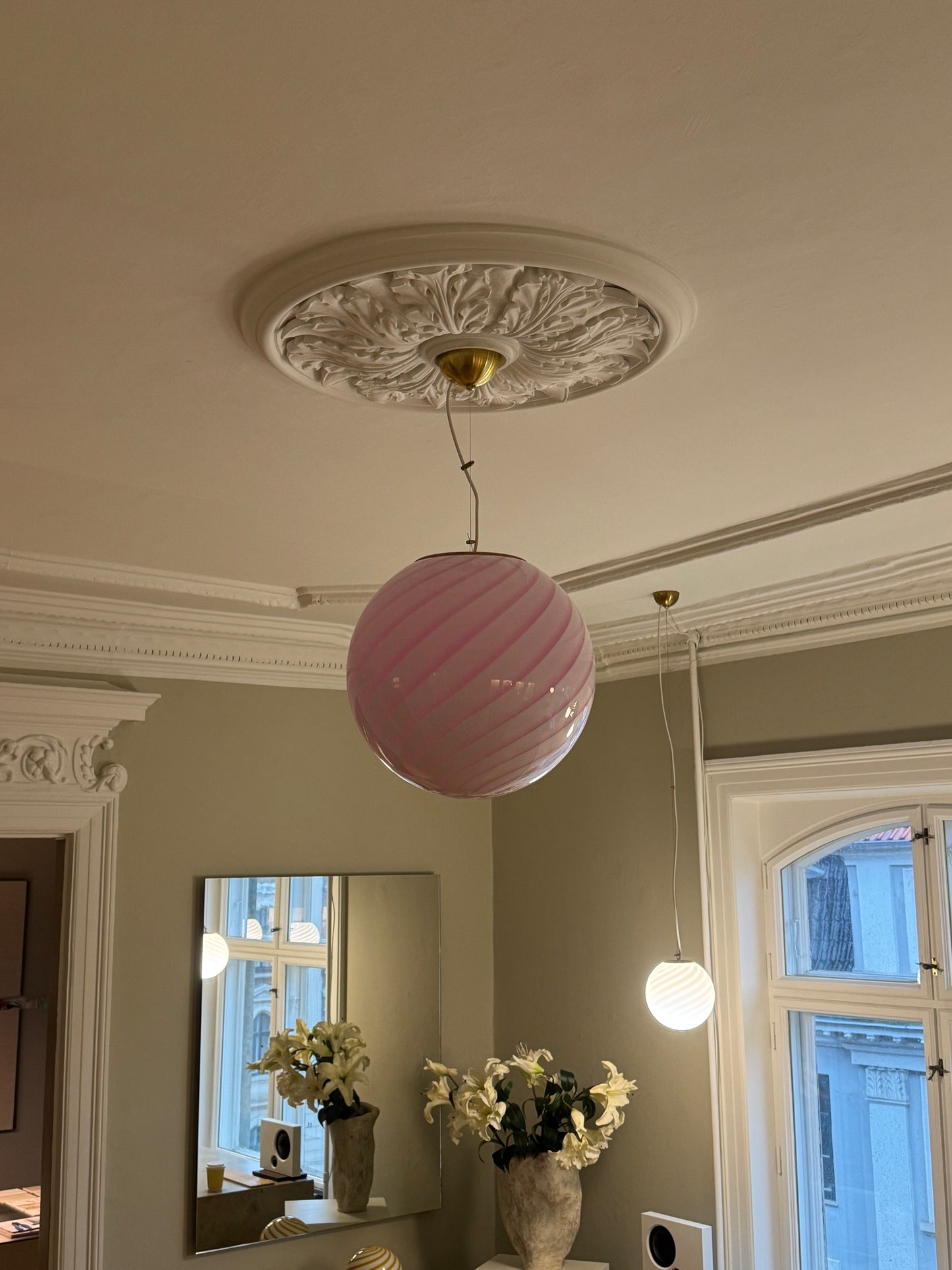 Lyserød Murano pendel med klassisk swirl, 40 cm