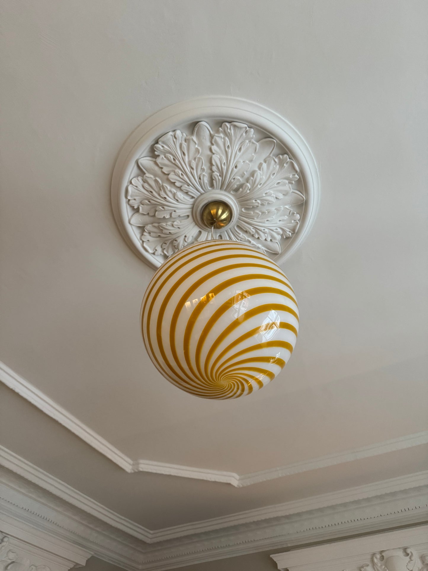 Hvid og gul Murano bolche pendel lampe, 40 cm