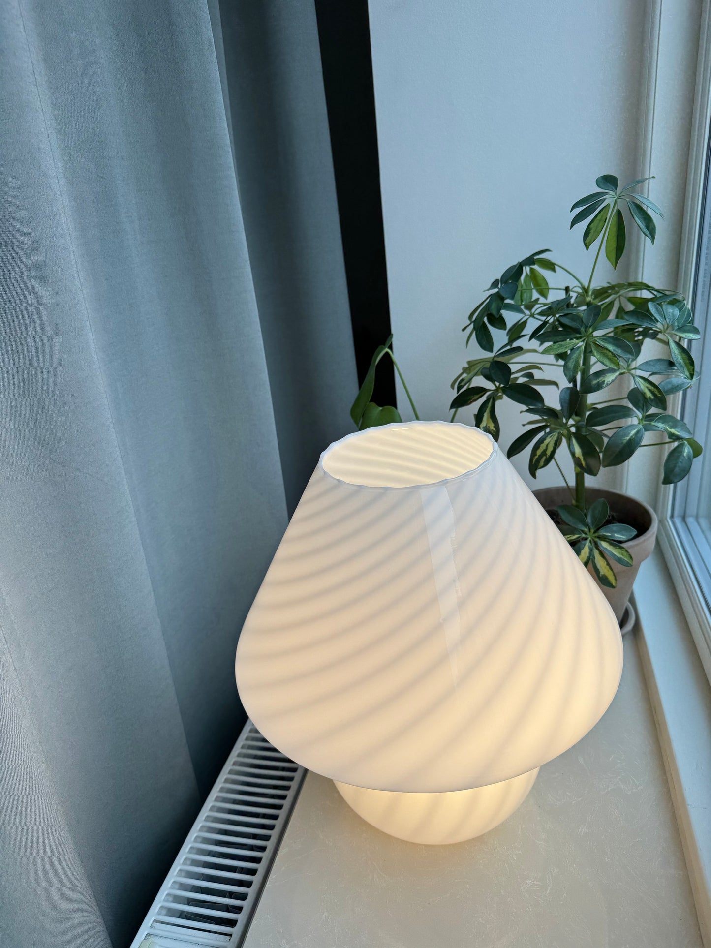 Murano Mushroom in classic white swirl, 37 cm