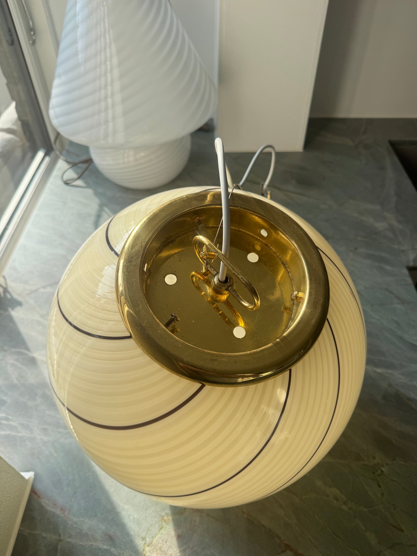 Vintage creme-gul pendel m. brun swirl, 35 cm
