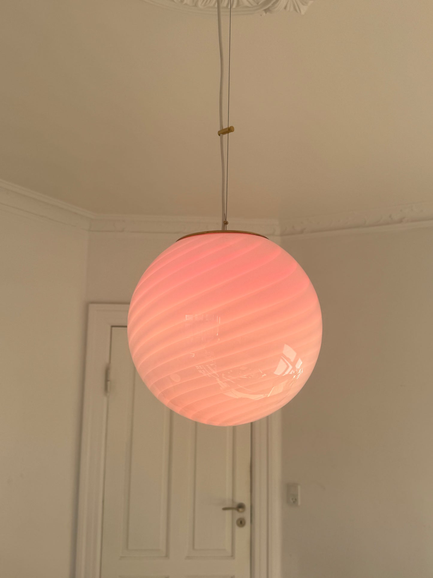 Lyserød Murano pendel i klassisk swirl, 30 cm