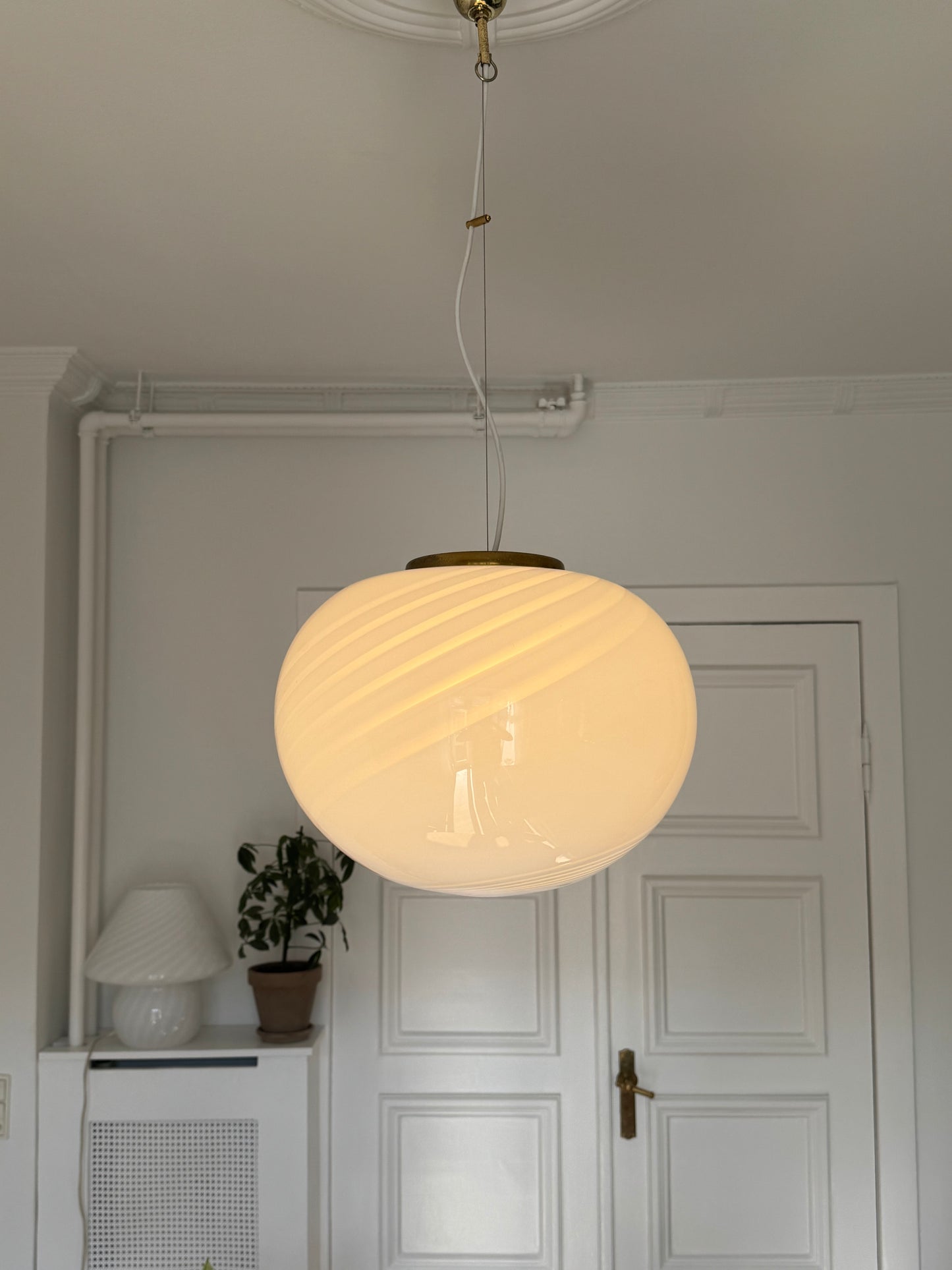 Murano pendel oval og i klassisk hvid 6-swirl, 43 cm