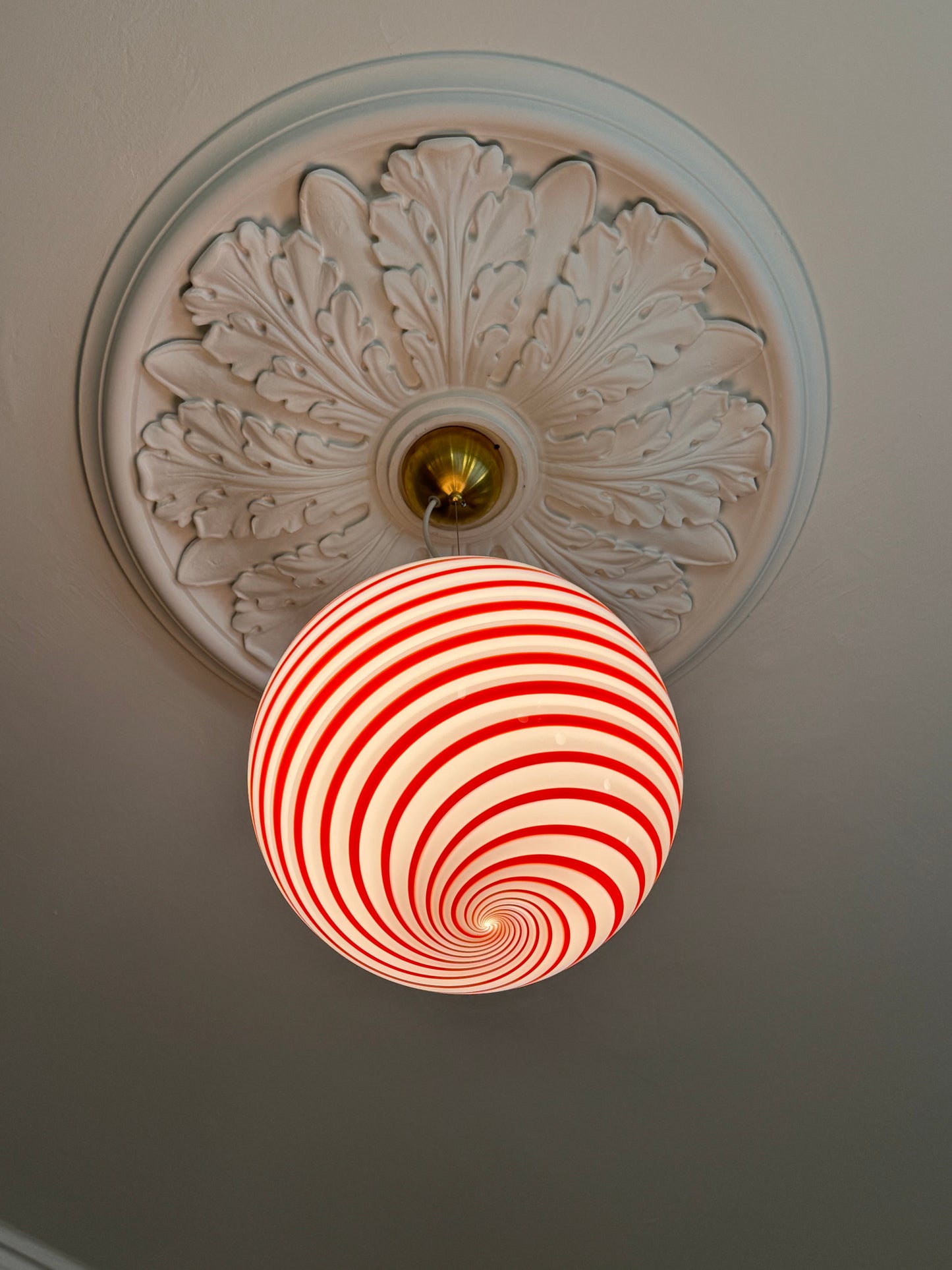 Smuk rød-stribet Murano pendel, 40 cm