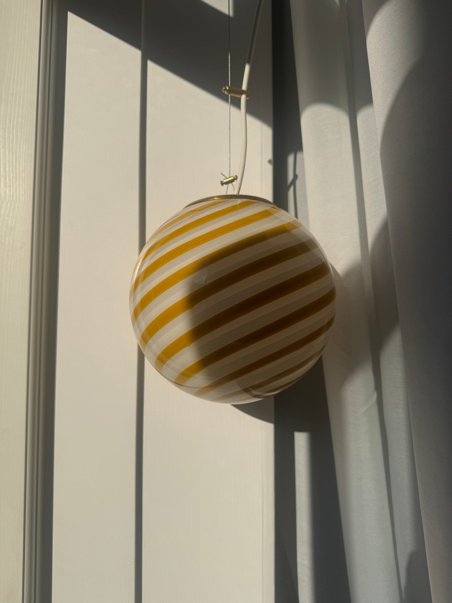 Hvid Murano pendel med gul swirl, 20 cm