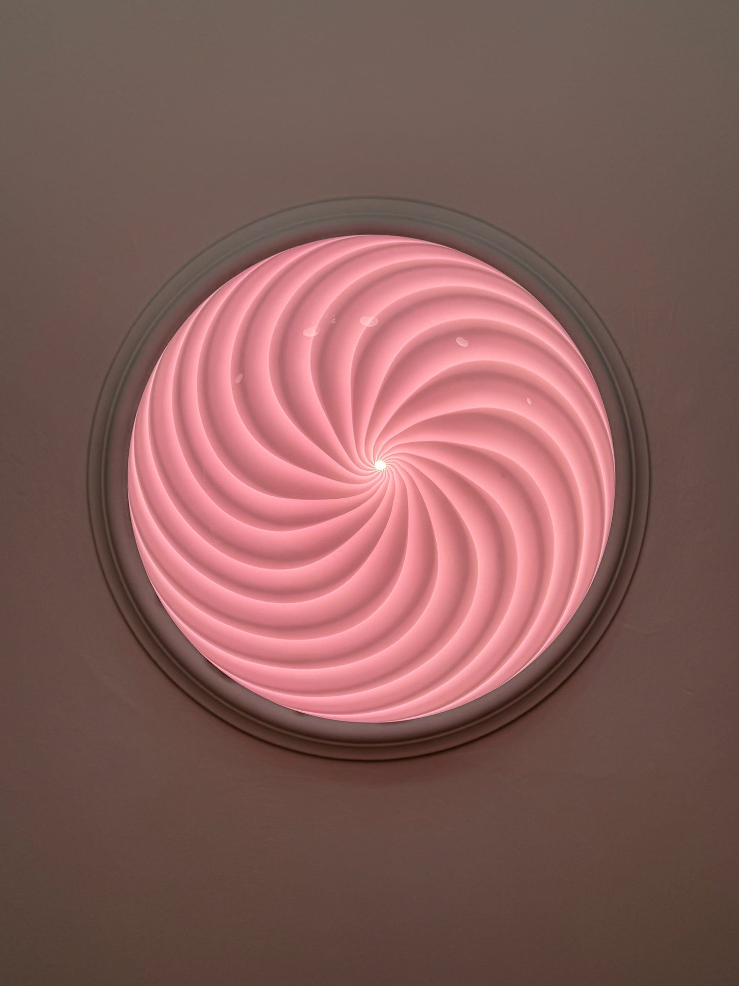 Lyserød Murano pendel med klassisk swirl, 40 cm