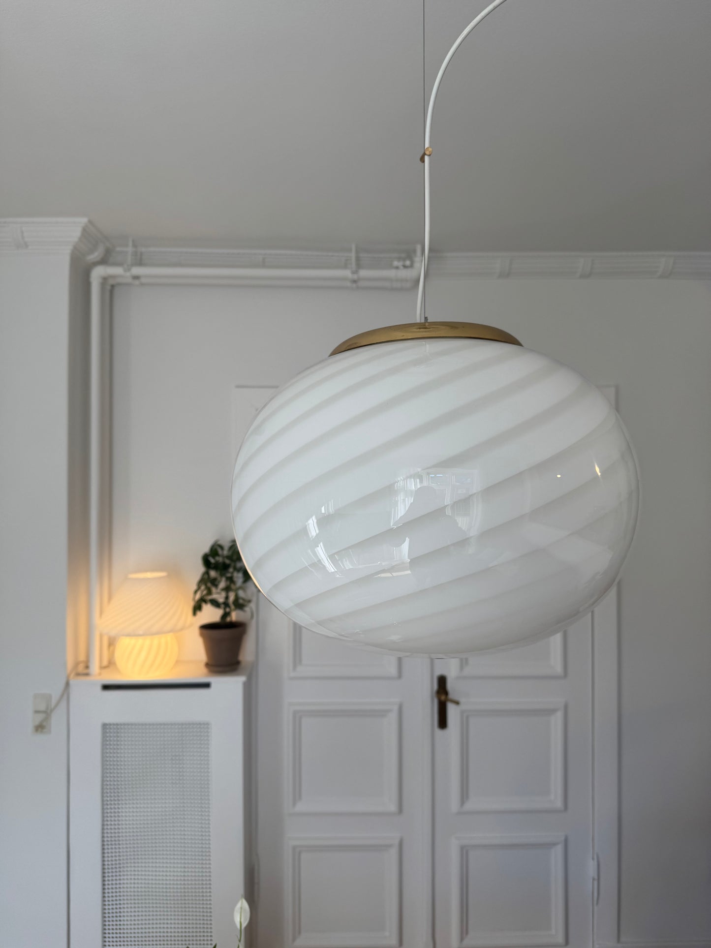 Smuk vintage Murano pendel med hvid swirl, 43 cm