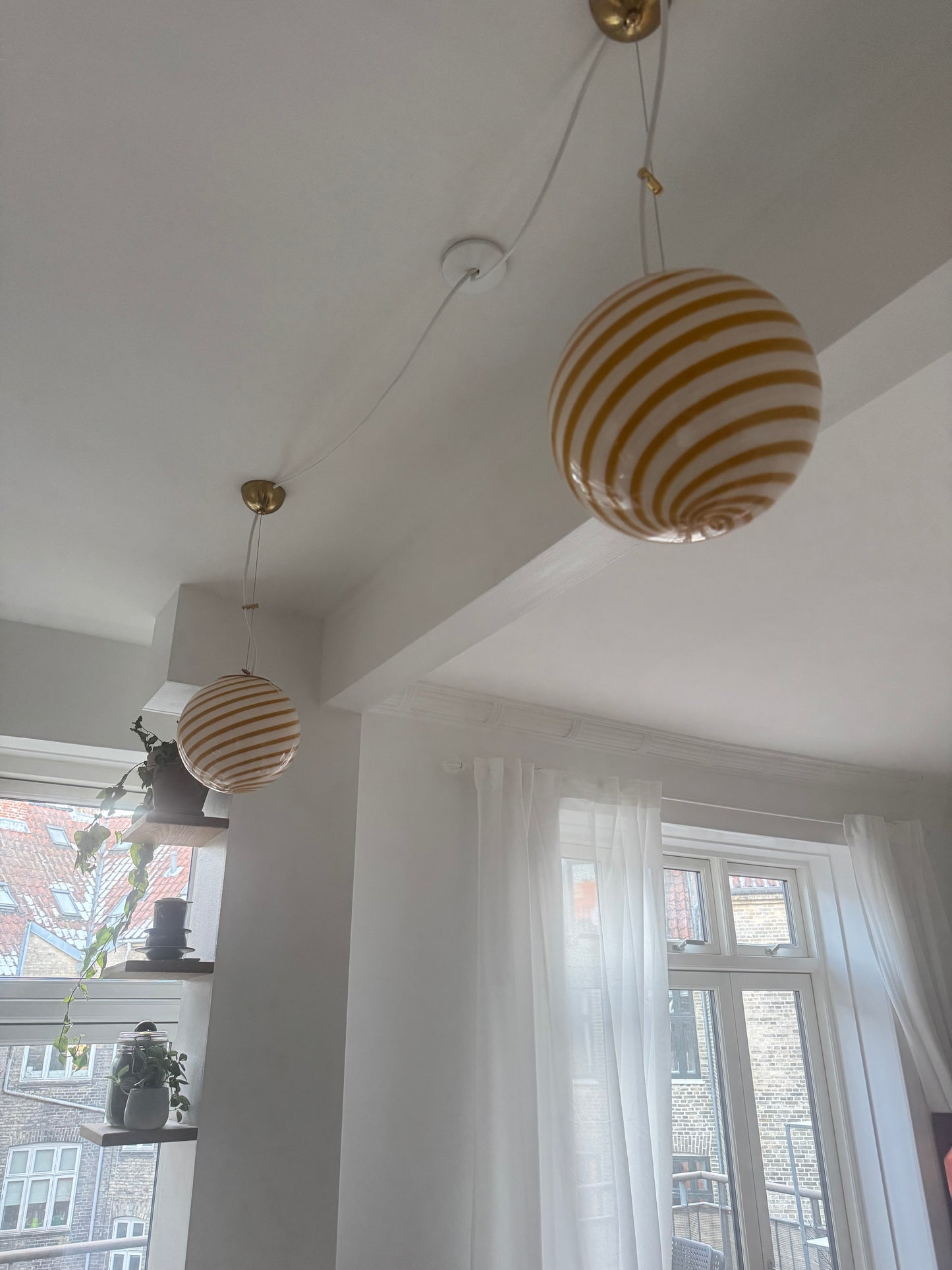 Hvid Murano pendel med gul swirl, 20 cm