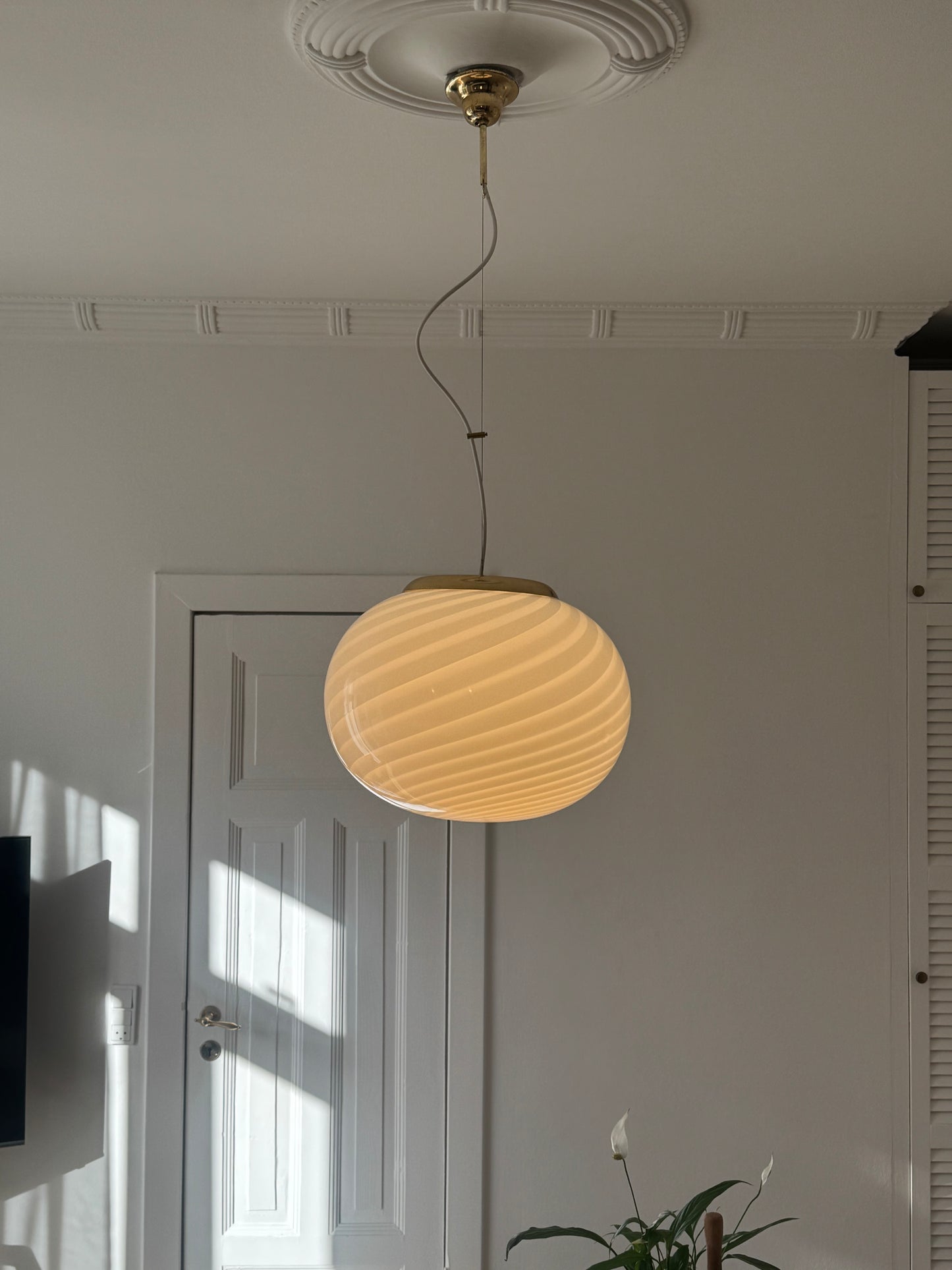 Smuk vintage Murano pendel med hvid swirl, 43 cm