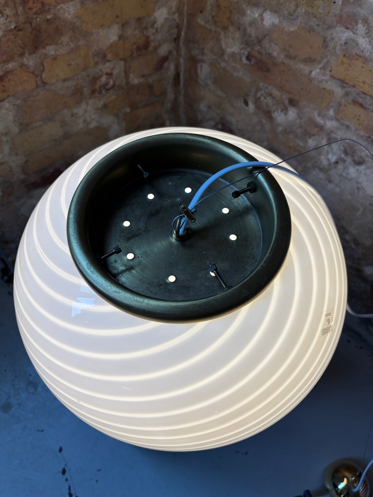 Vintage Murano pendel med hvid swirl og sticker, 35 cm