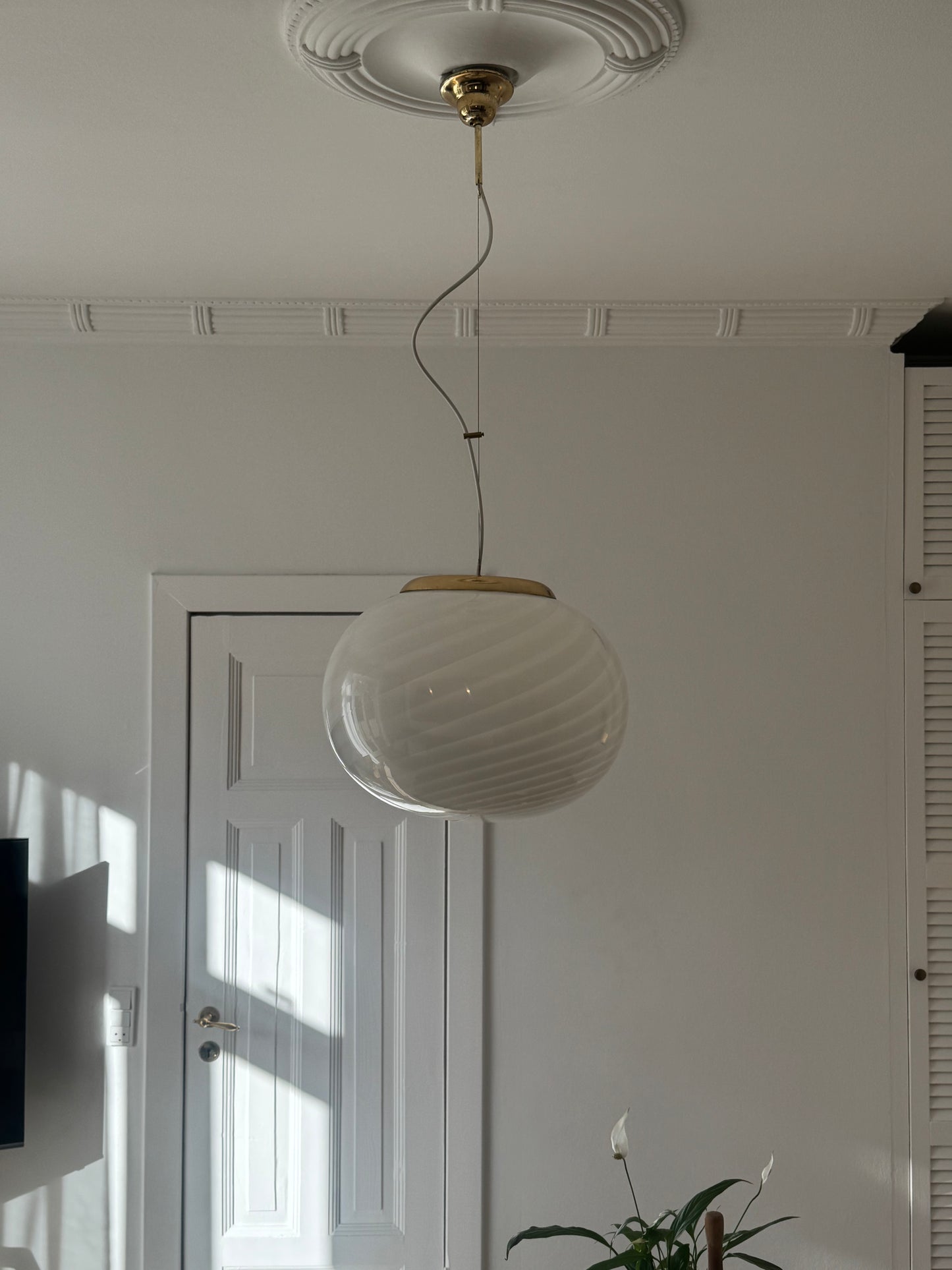 Smuk vintage Murano pendel med hvid swirl, 43 cm