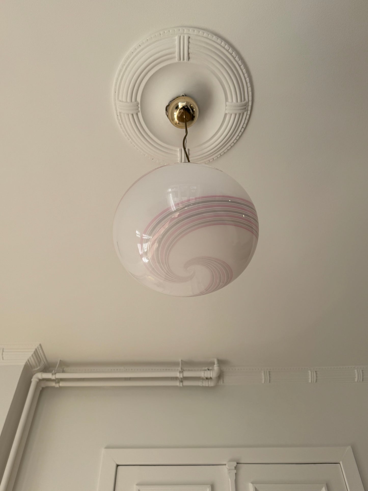 Vintage Murano hvid pendel med lyserød swirl og messing top, 35 cm