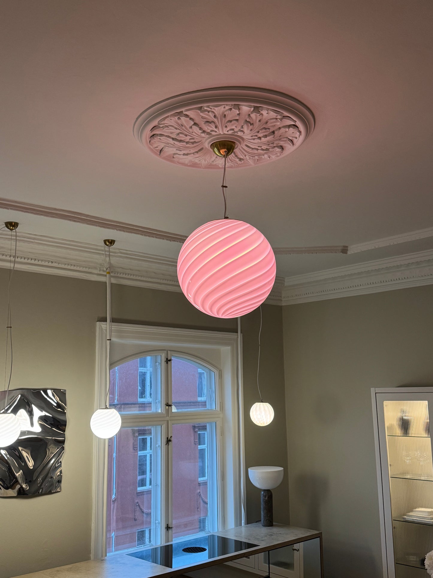 Lyserød Murano pendel med klassisk swirl, 40 cm