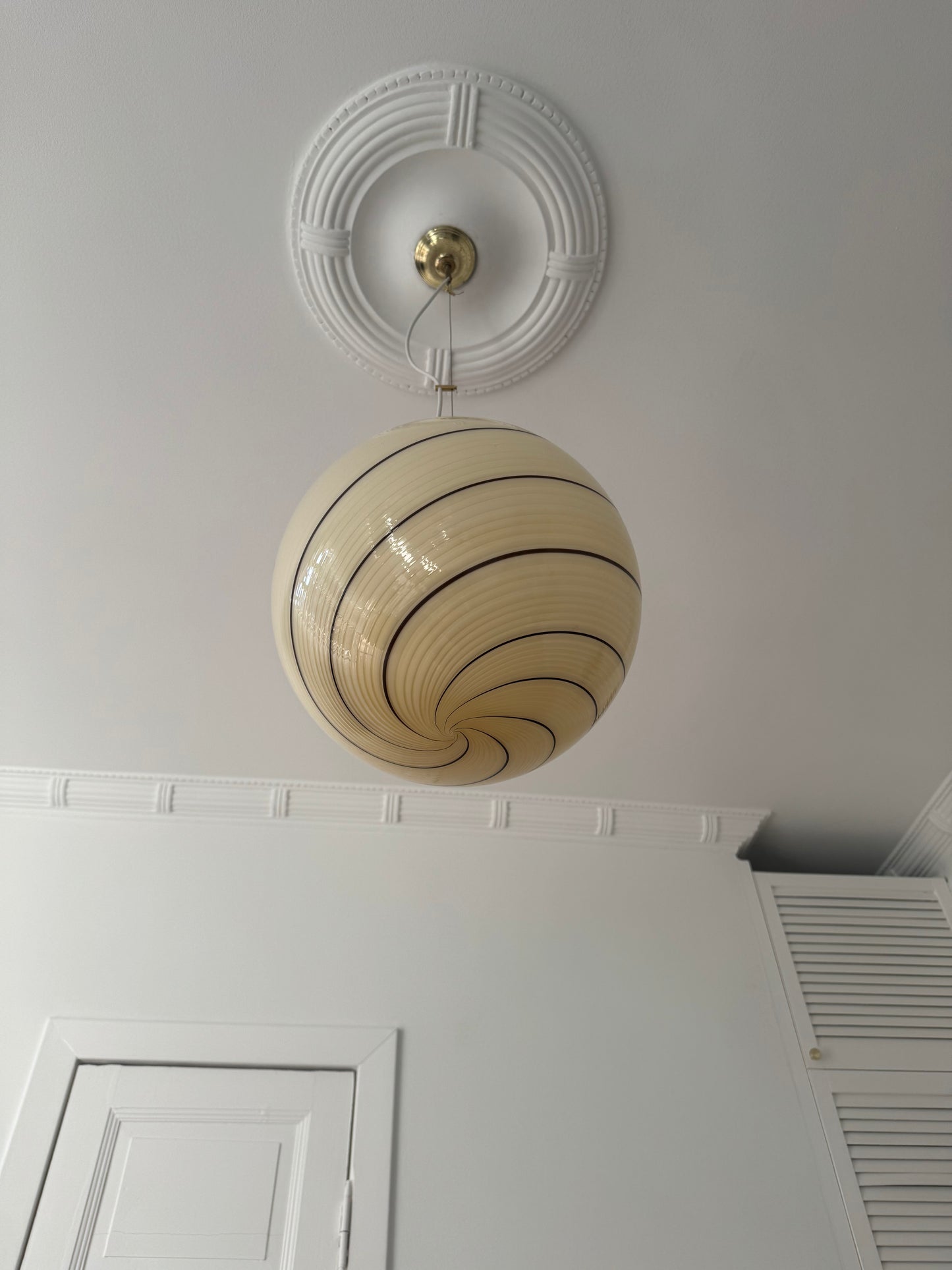 Vintage creme-gul pendel m. brun swirl, 35 cm