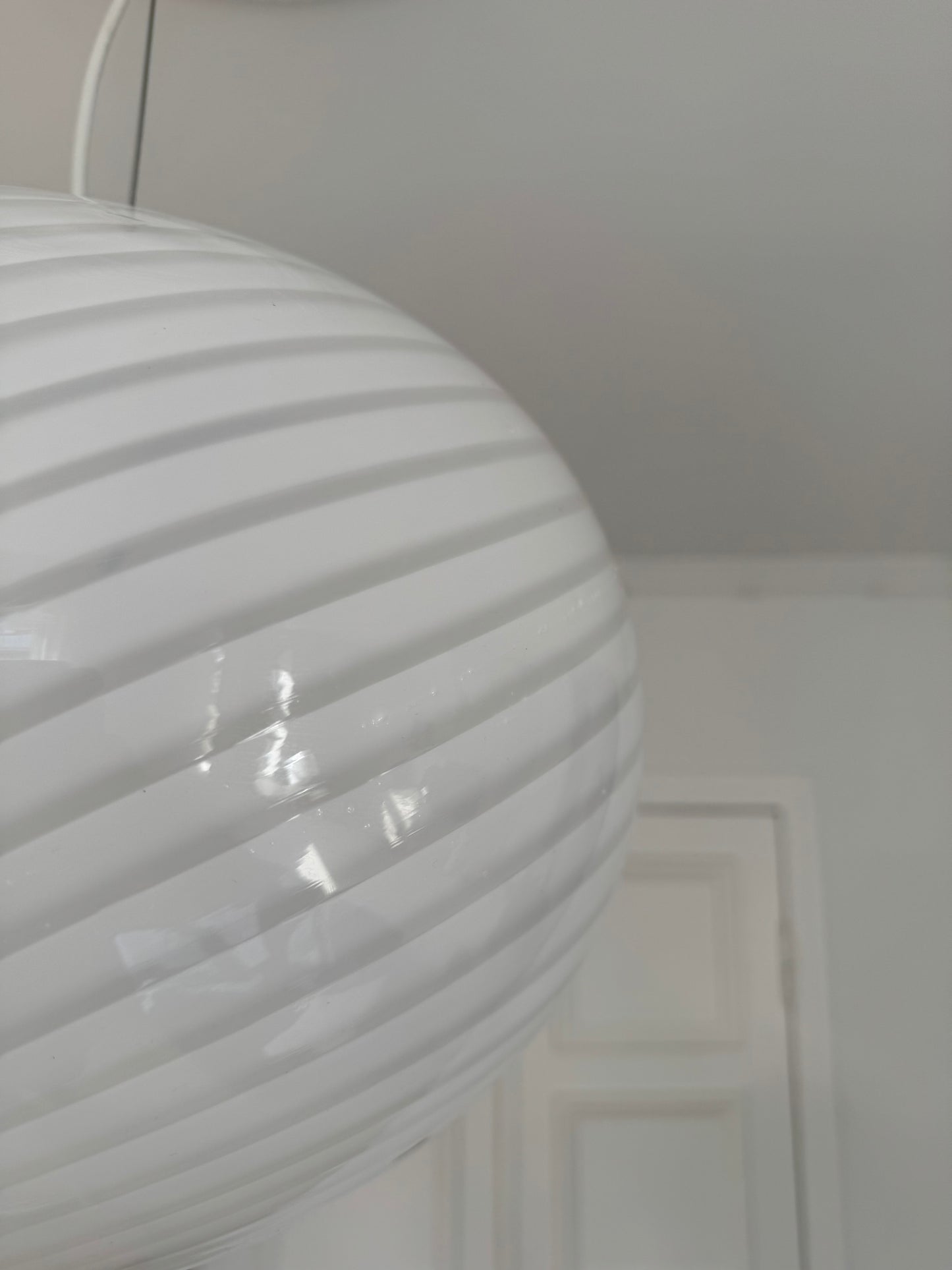 Klassisk vintage Murano pendel m. hvid swirl, 41 cm