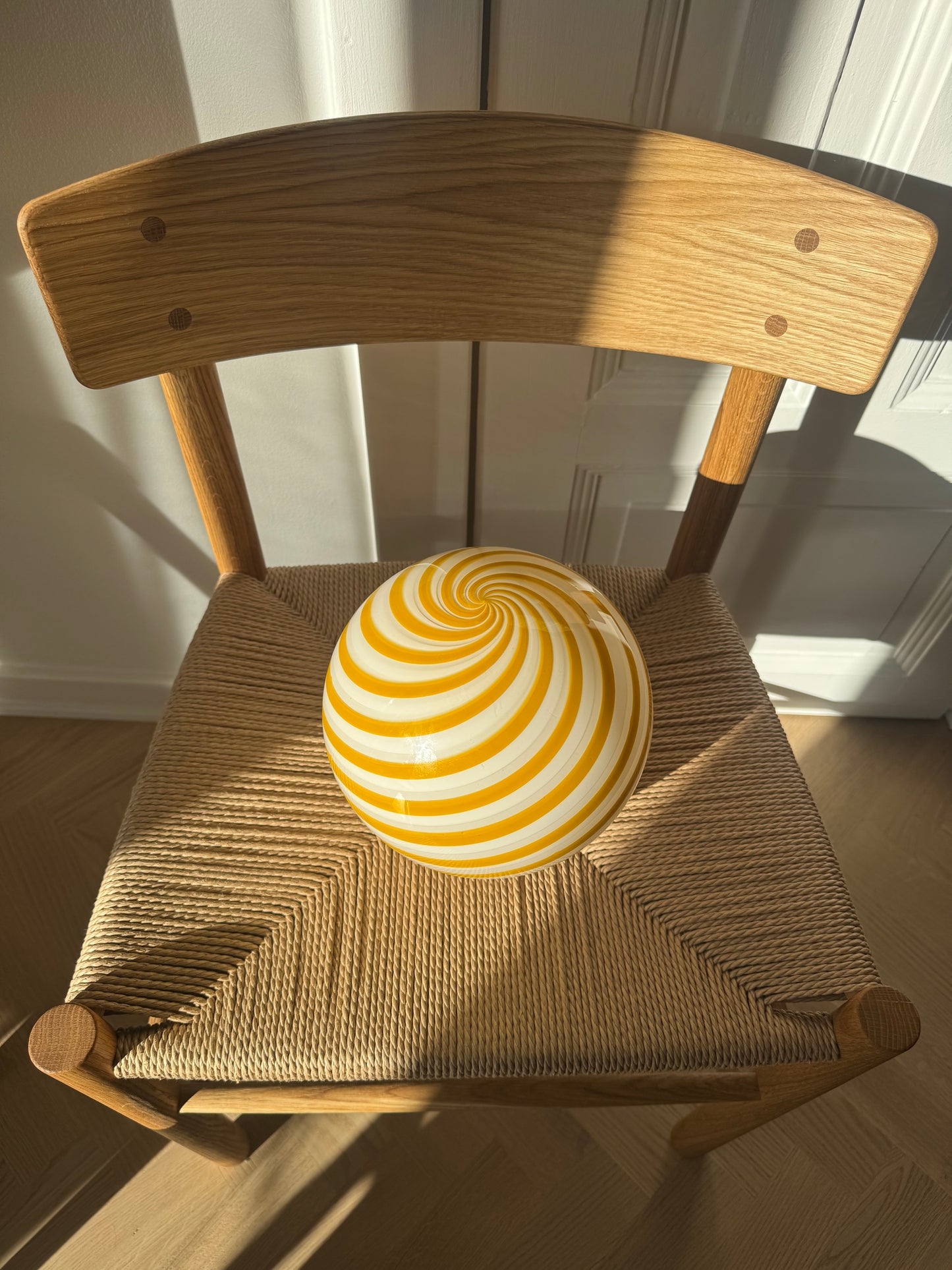 Hvid Murano pendel med gul swirl, 20 cm