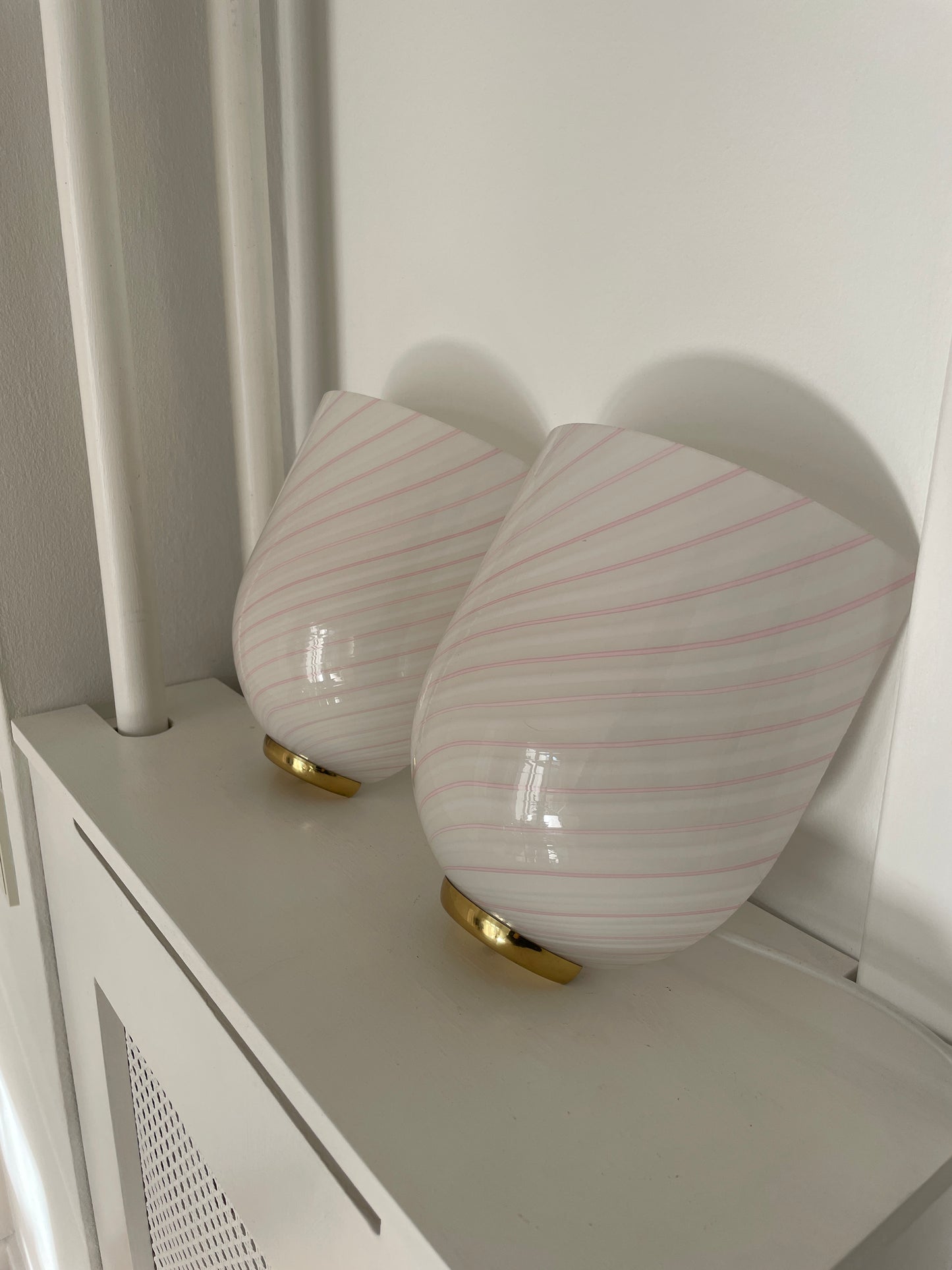 Smukke vintage Murano væglamper med hvid og lyserød swirl