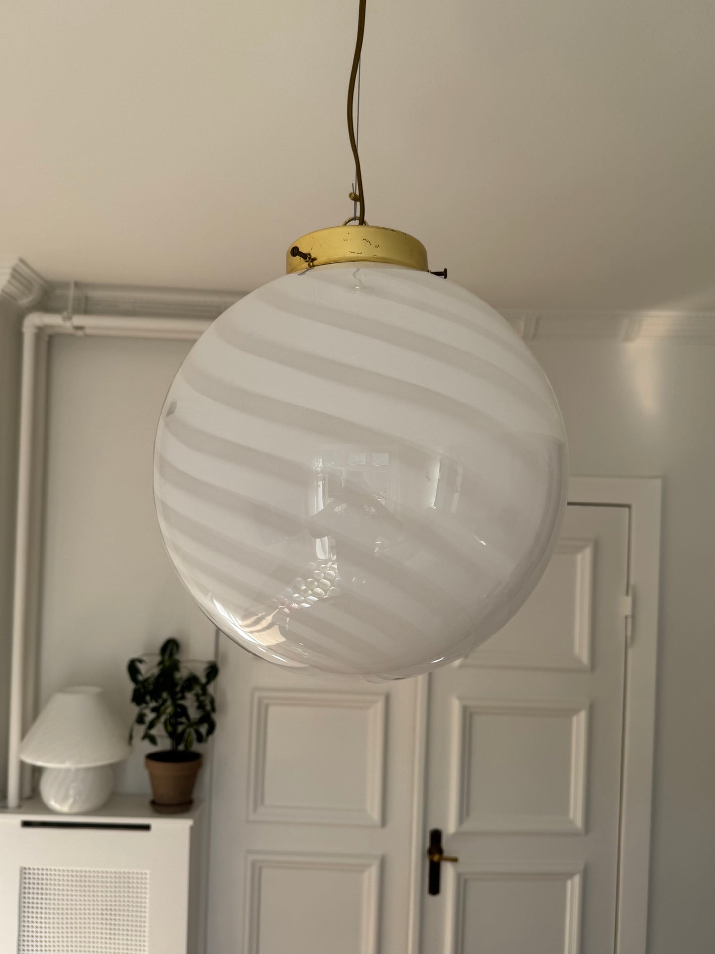 Murano pendel i hvid swirl og flot messing top, 35 cm