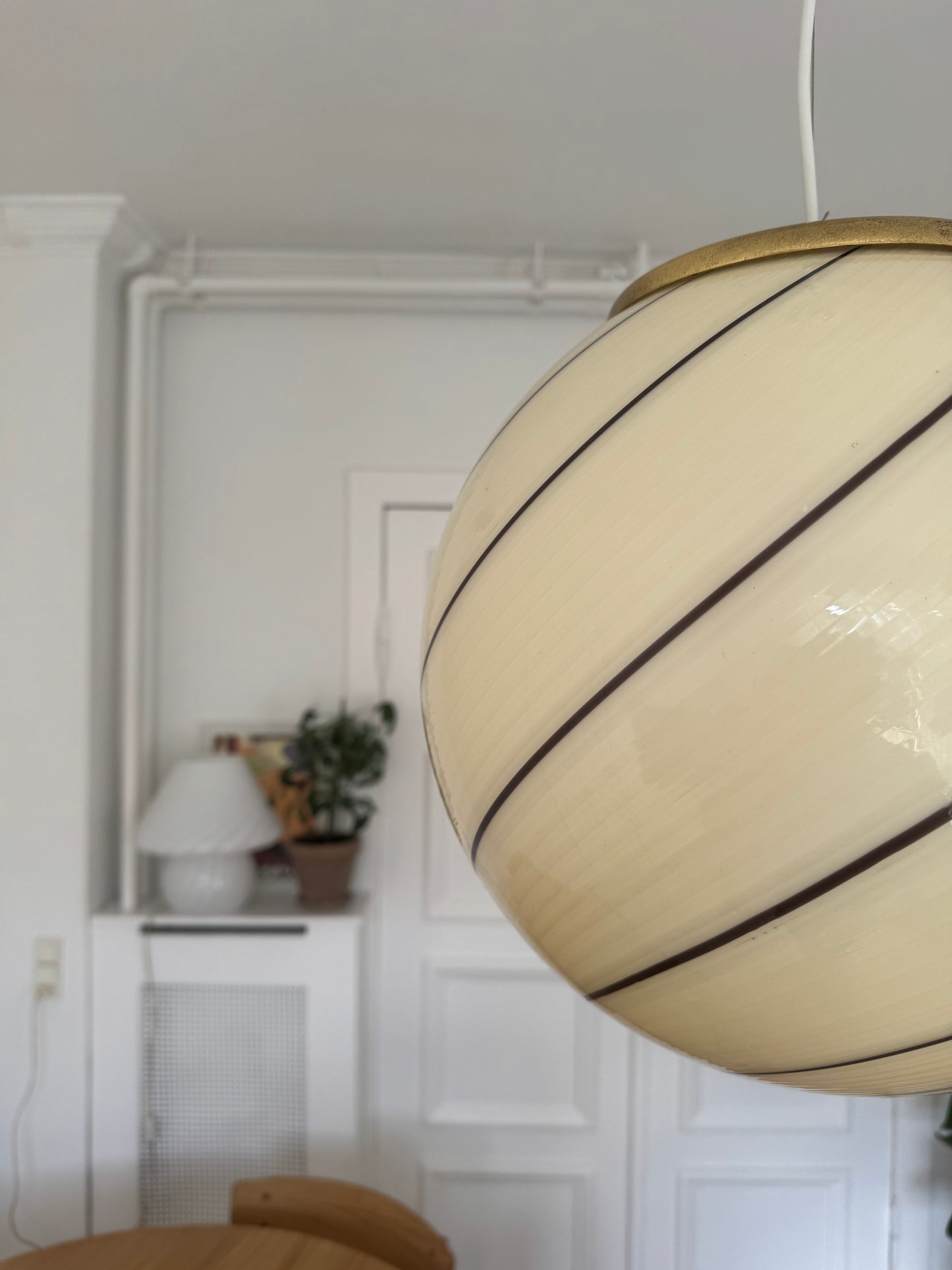 Vintage creme-gul pendel m. brun swirl, 35 cm