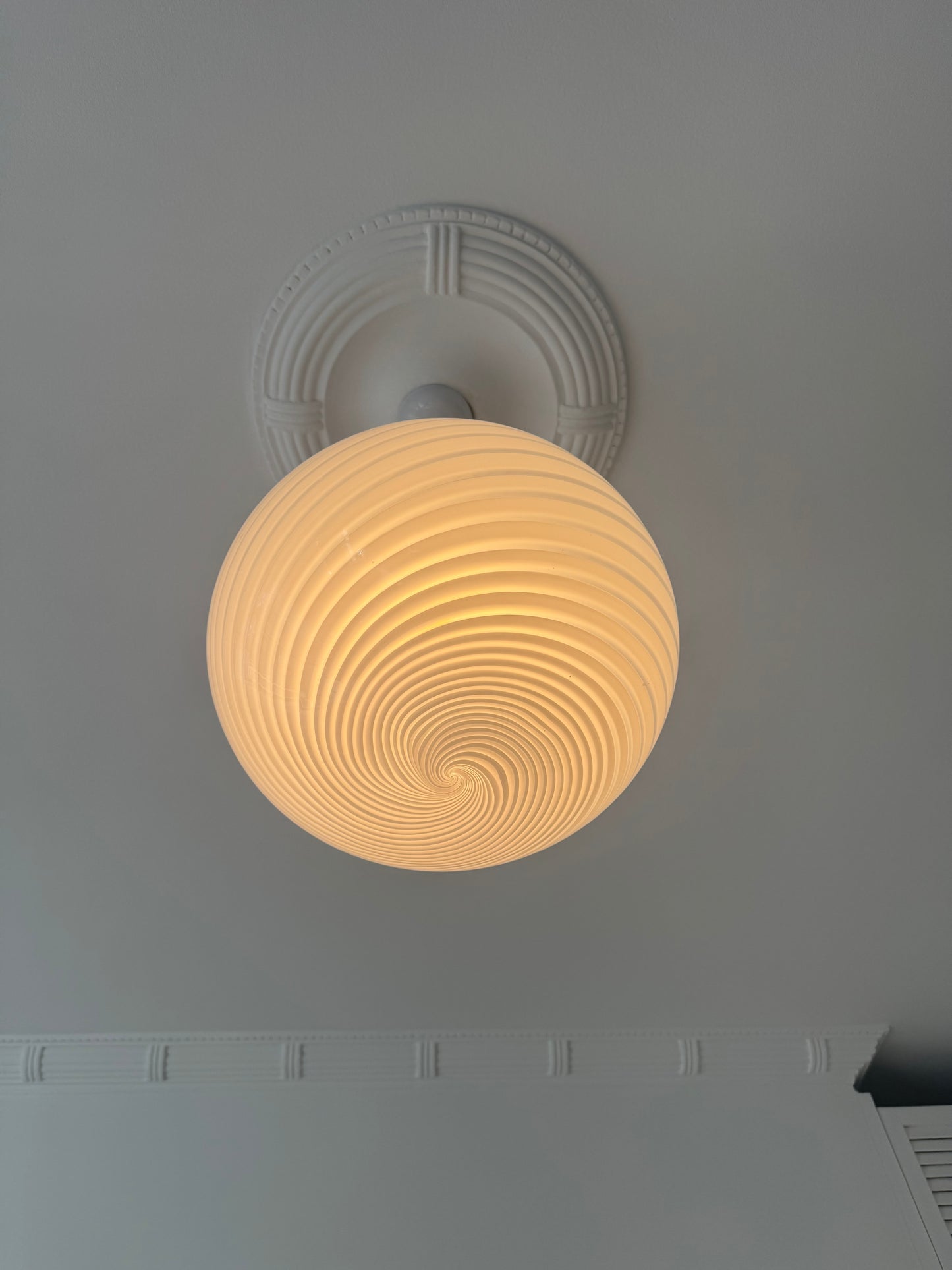 Klassisk vintage Murano pendel m. hvid swirl, 41 cm
