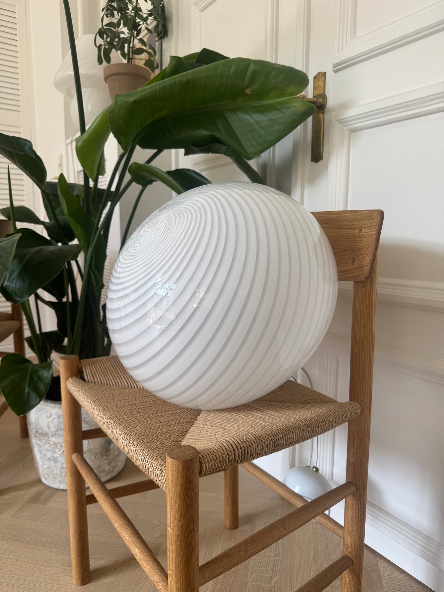 Klassisk vintage Murano pendel m. hvid swirl, 41 cm