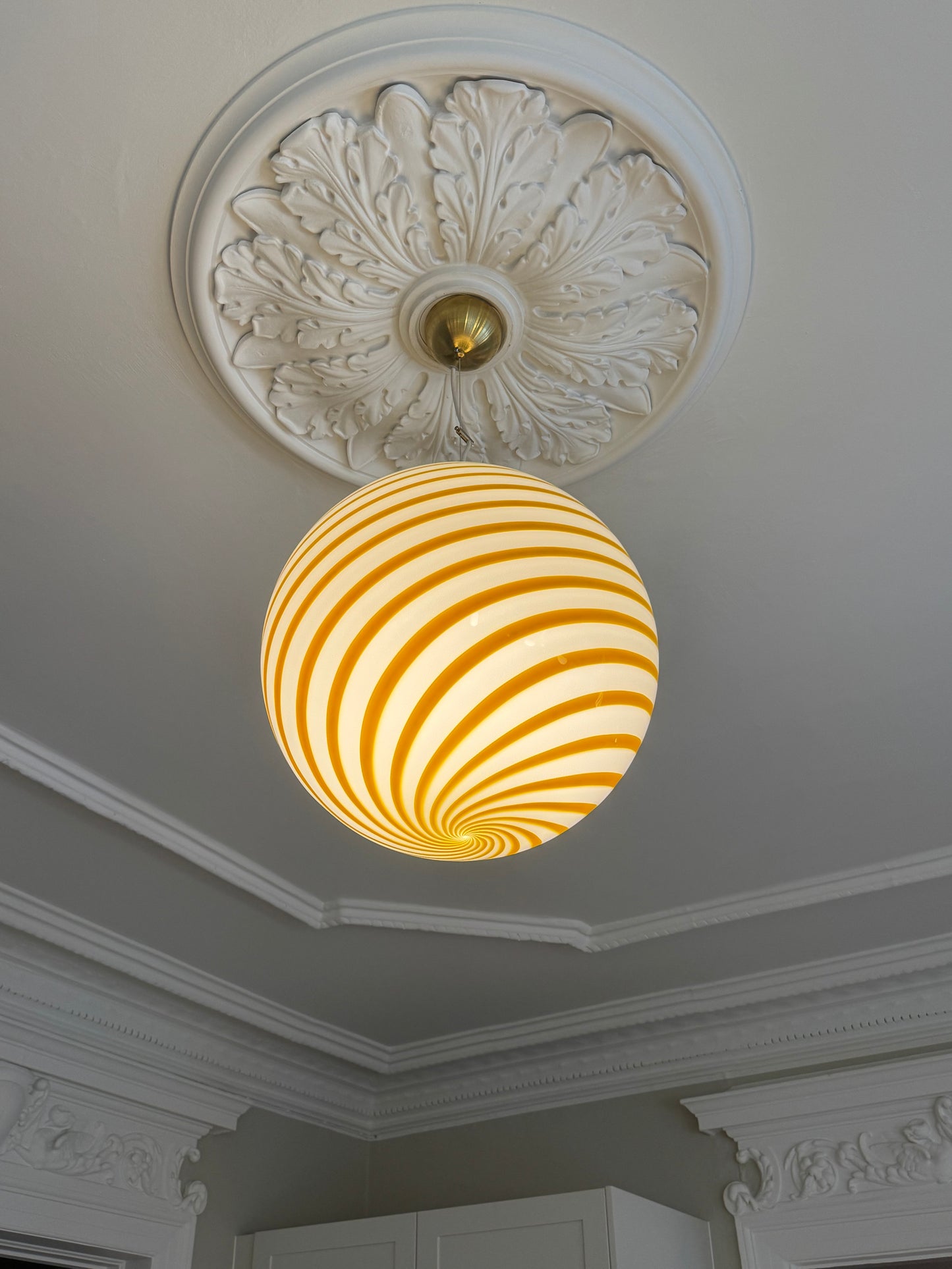 Hvid og gul Murano bolche pendel lampe, 40 cm