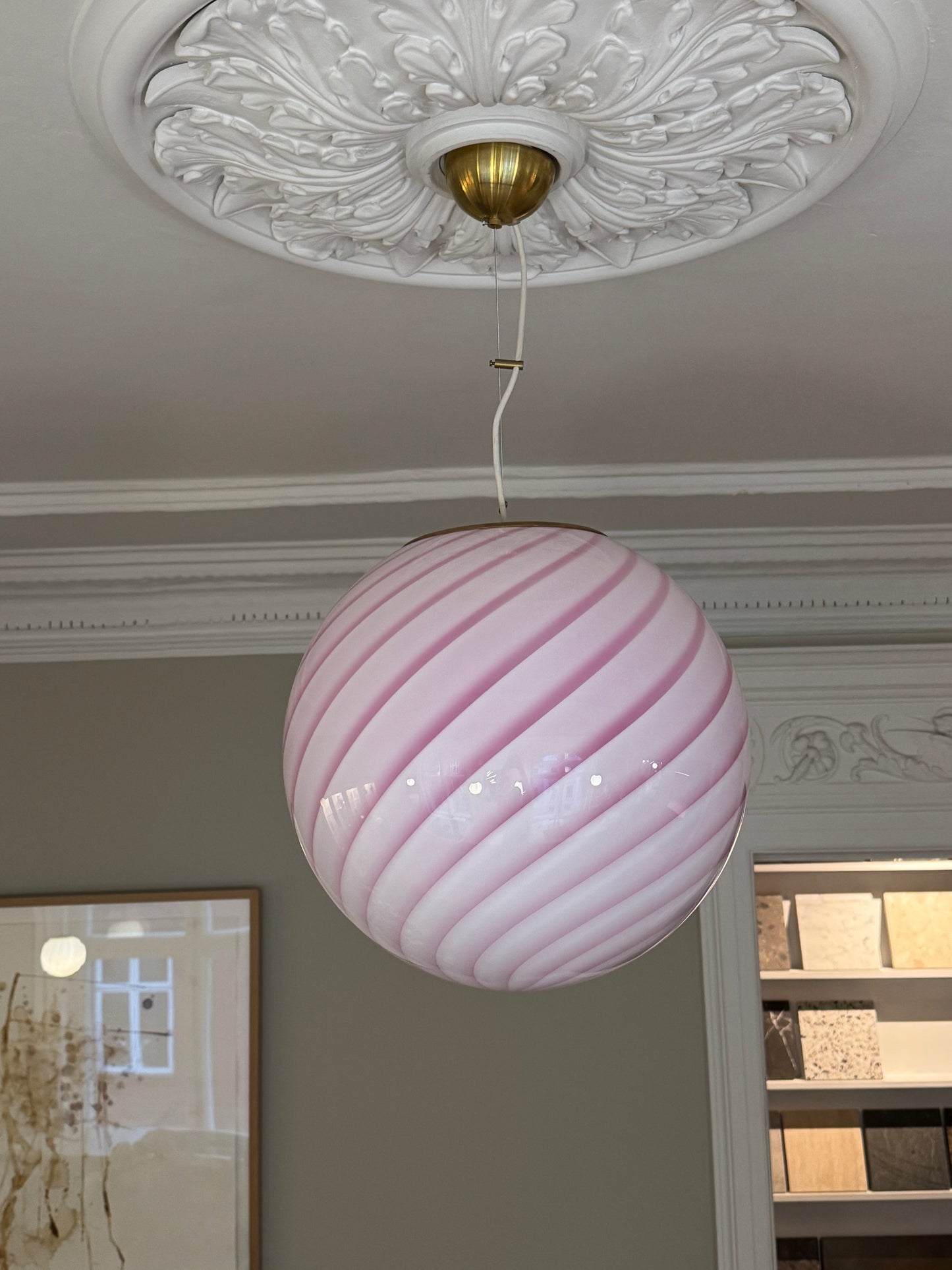 Lyserød Murano pendel med klassisk swirl, 40 cm
