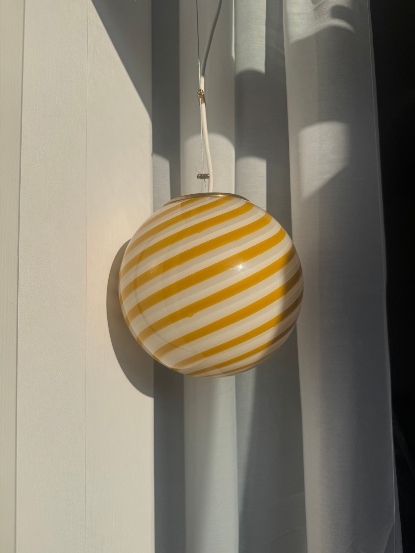 Hvid Murano pendel med gul swirl, 20 cm