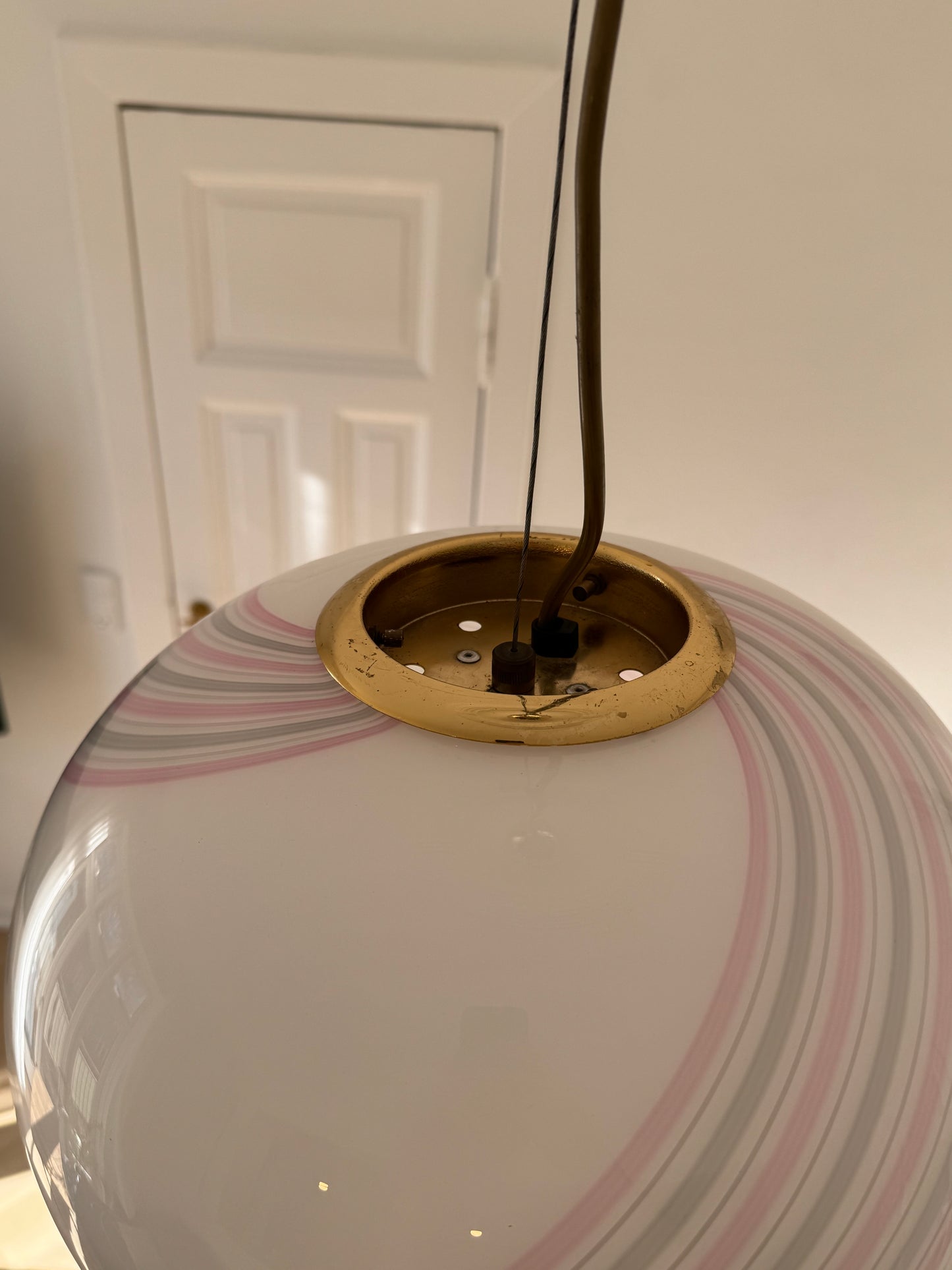 Vintage Murano hvid pendel med lyserød swirl og messing top, 35 cm