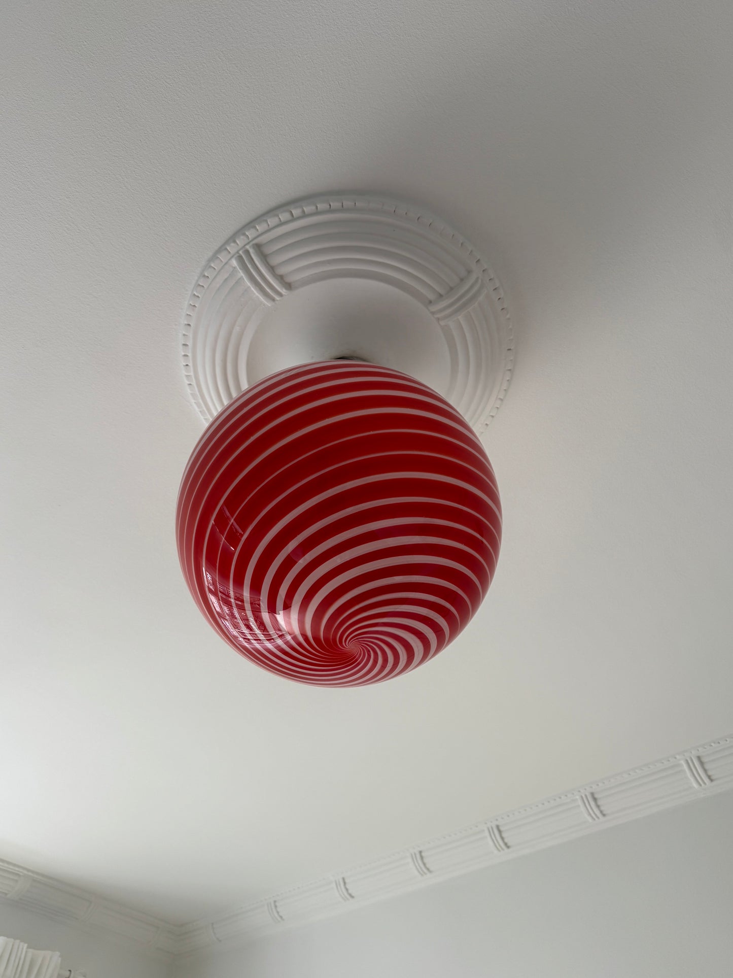 Smuk rød-stribet Murano pendel, 40 cm