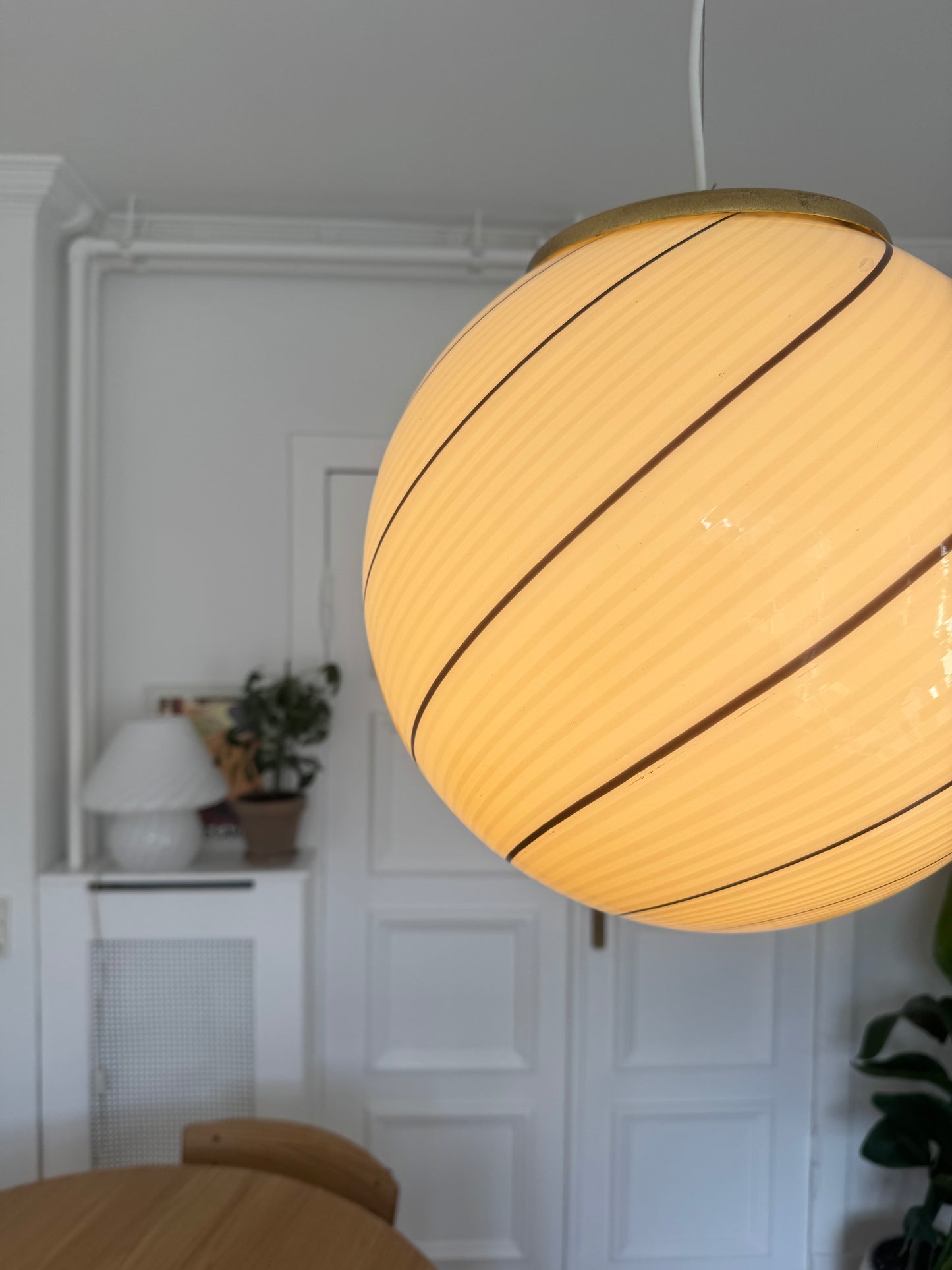 Vintage creme-gul pendel m. brun swirl, 35 cm
