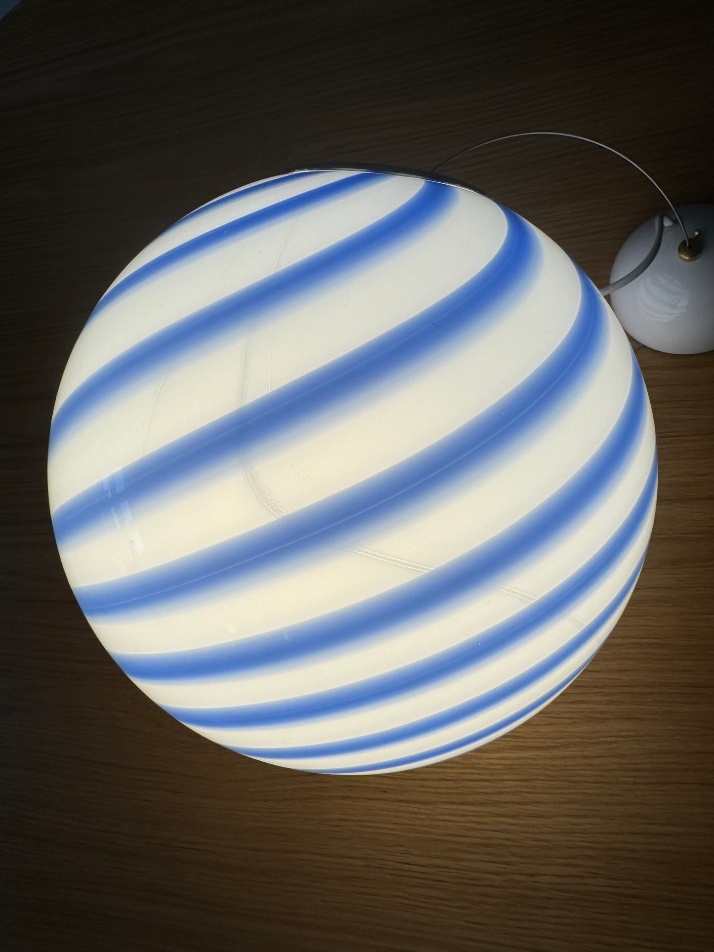 Murano rund pendel med blå swirl, 30 cm