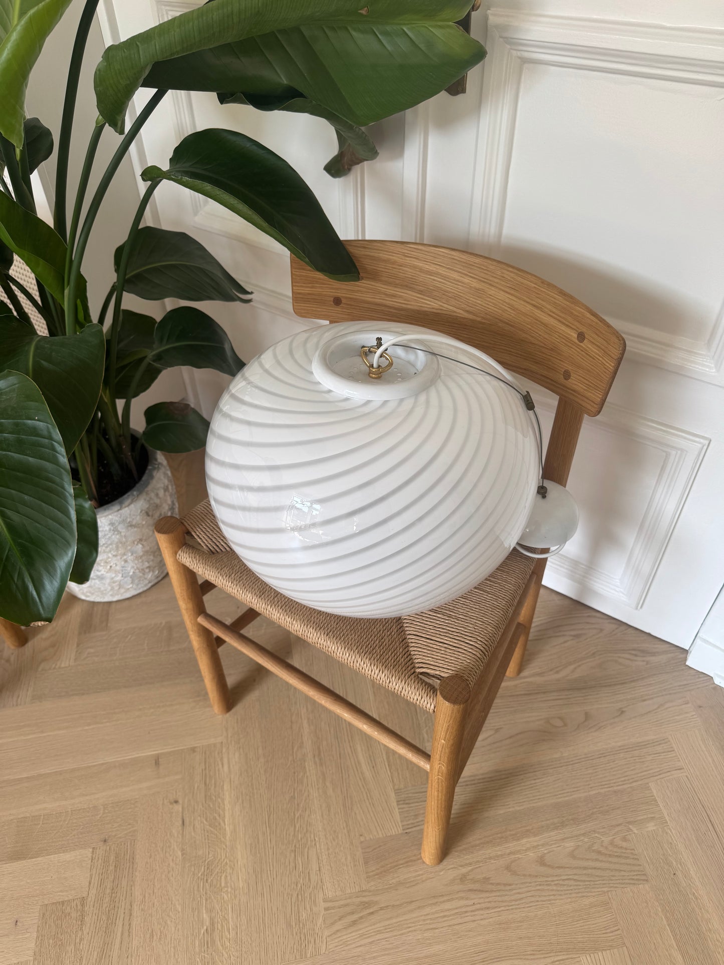 Klassisk vintage Murano pendel m. hvid swirl, 41 cm