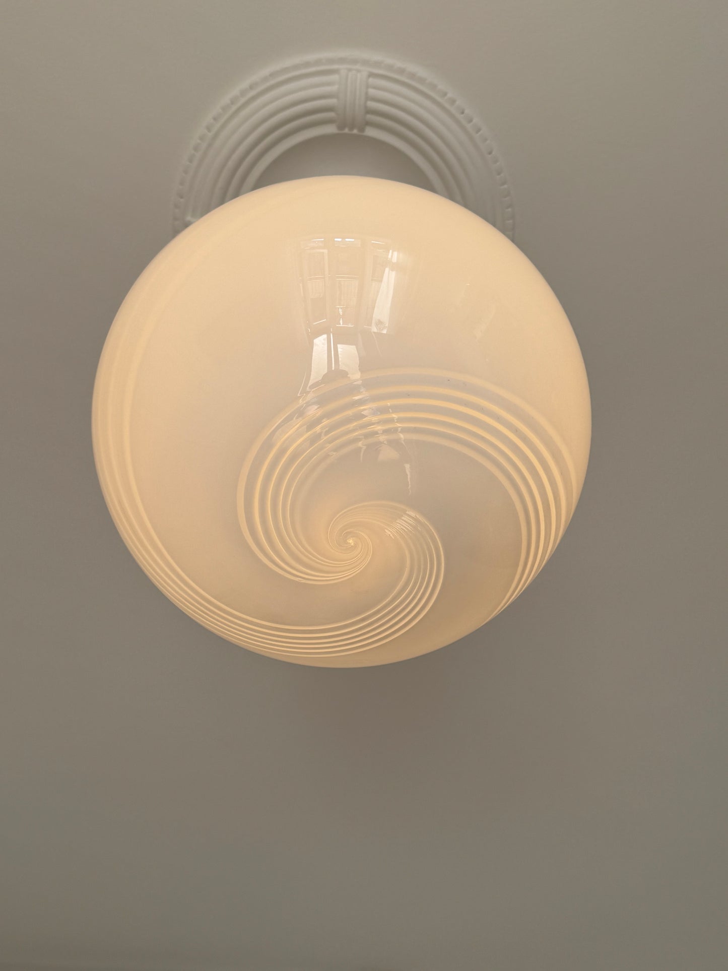 Murano pendel oval og i klassisk hvid 6-swirl, 43 cm