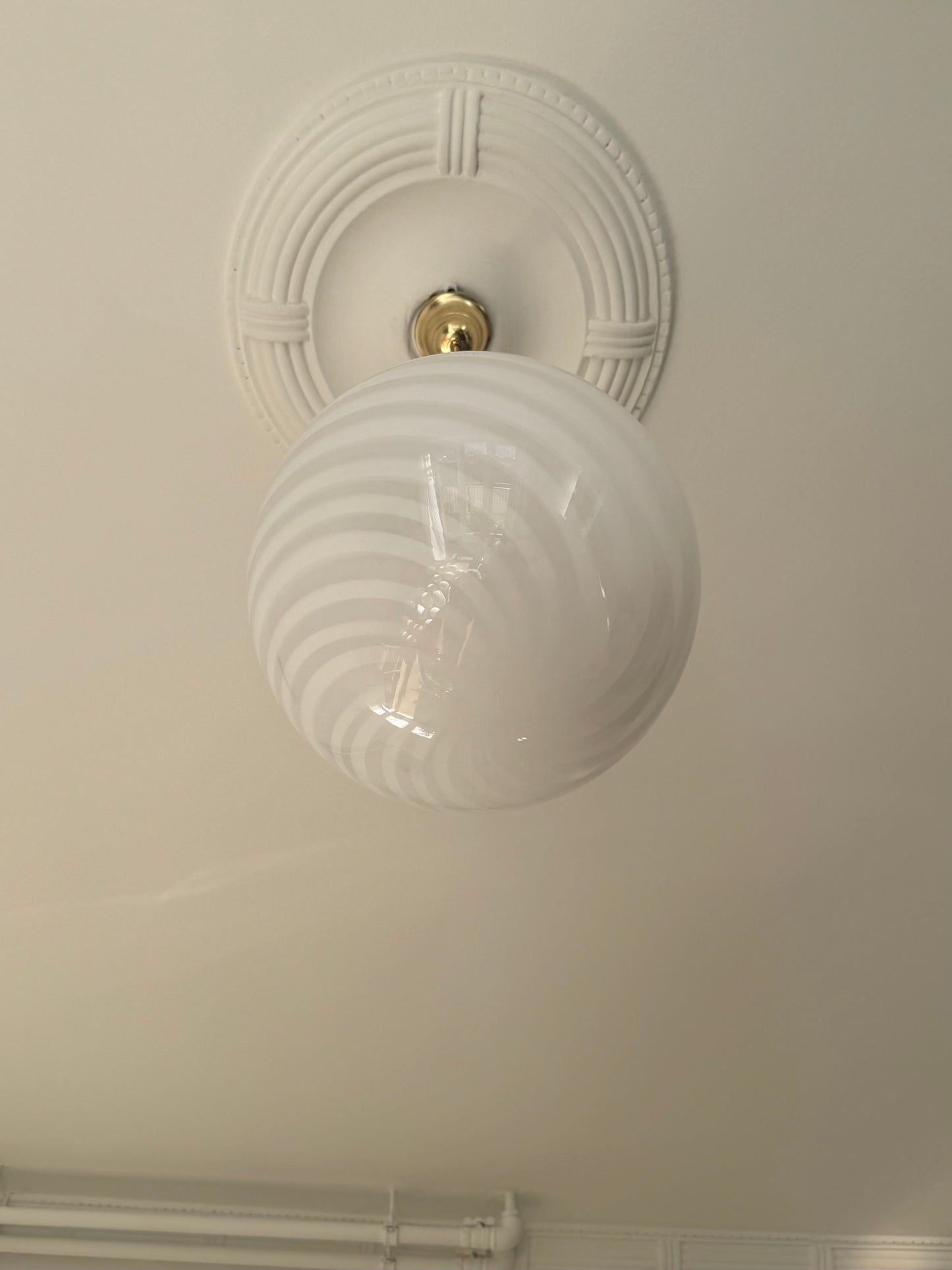 Murano pendel i hvid swirl og flot messing top, 35 cm