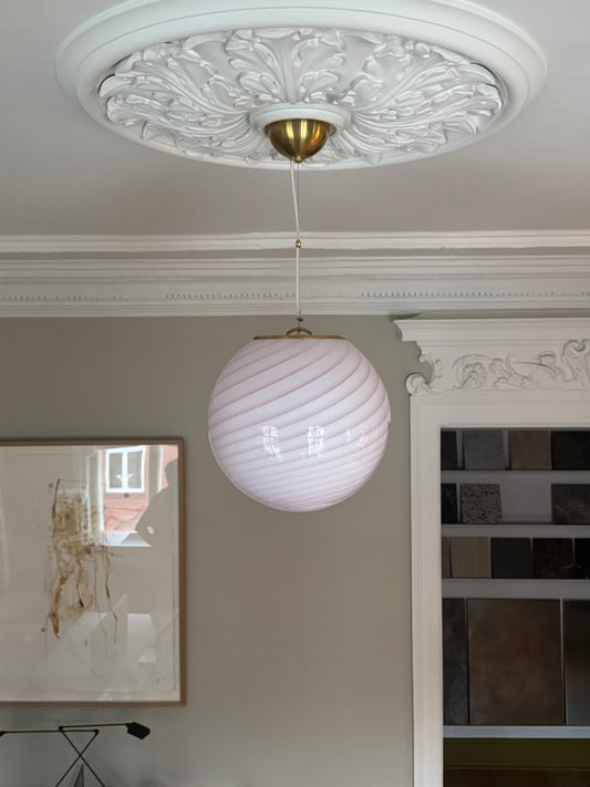 Lyserød Murano pendel i klassisk swirl, 30 cm