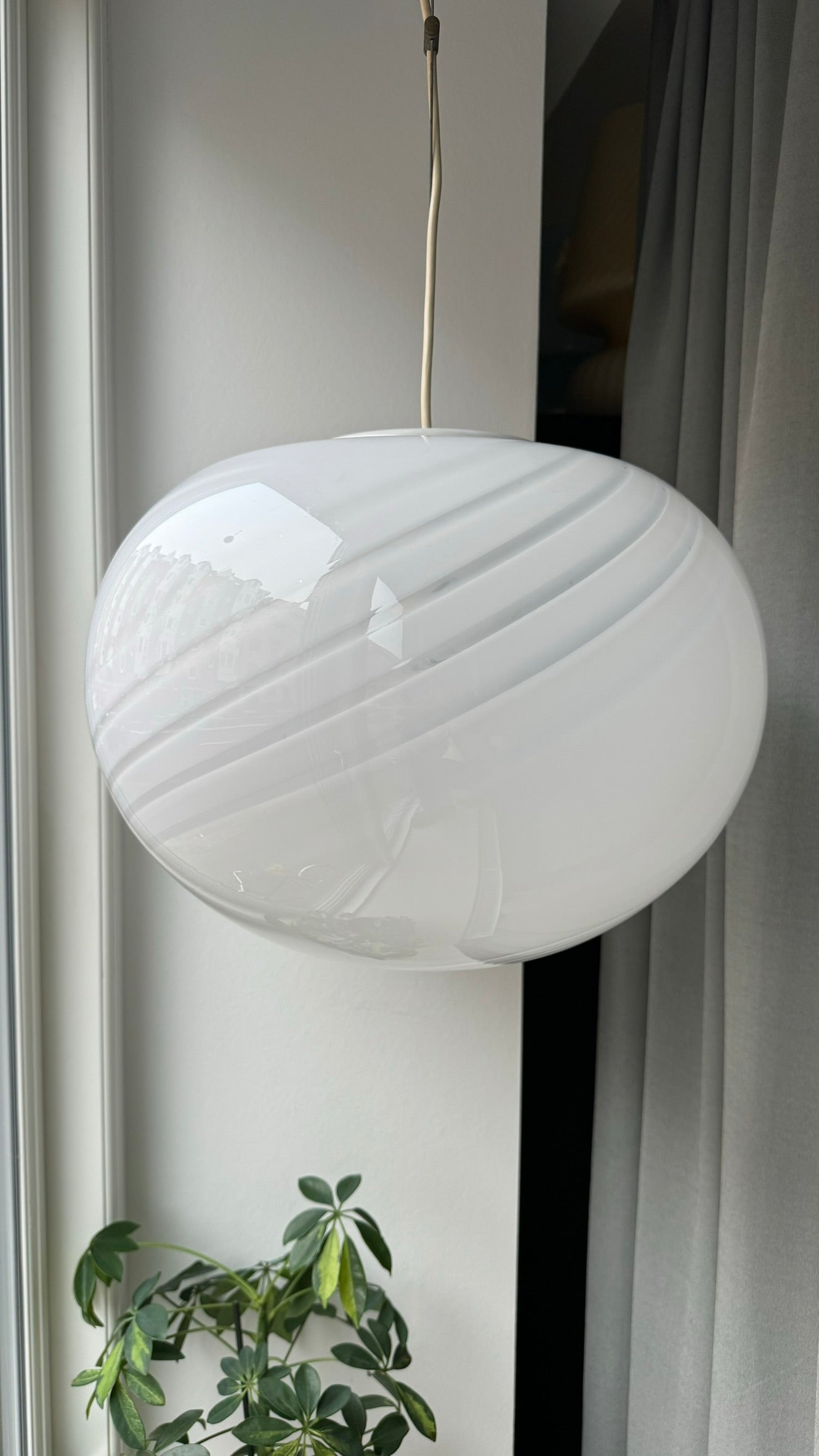 Murano pendel oval og i klassisk hvid 6-swirl, 40 cm