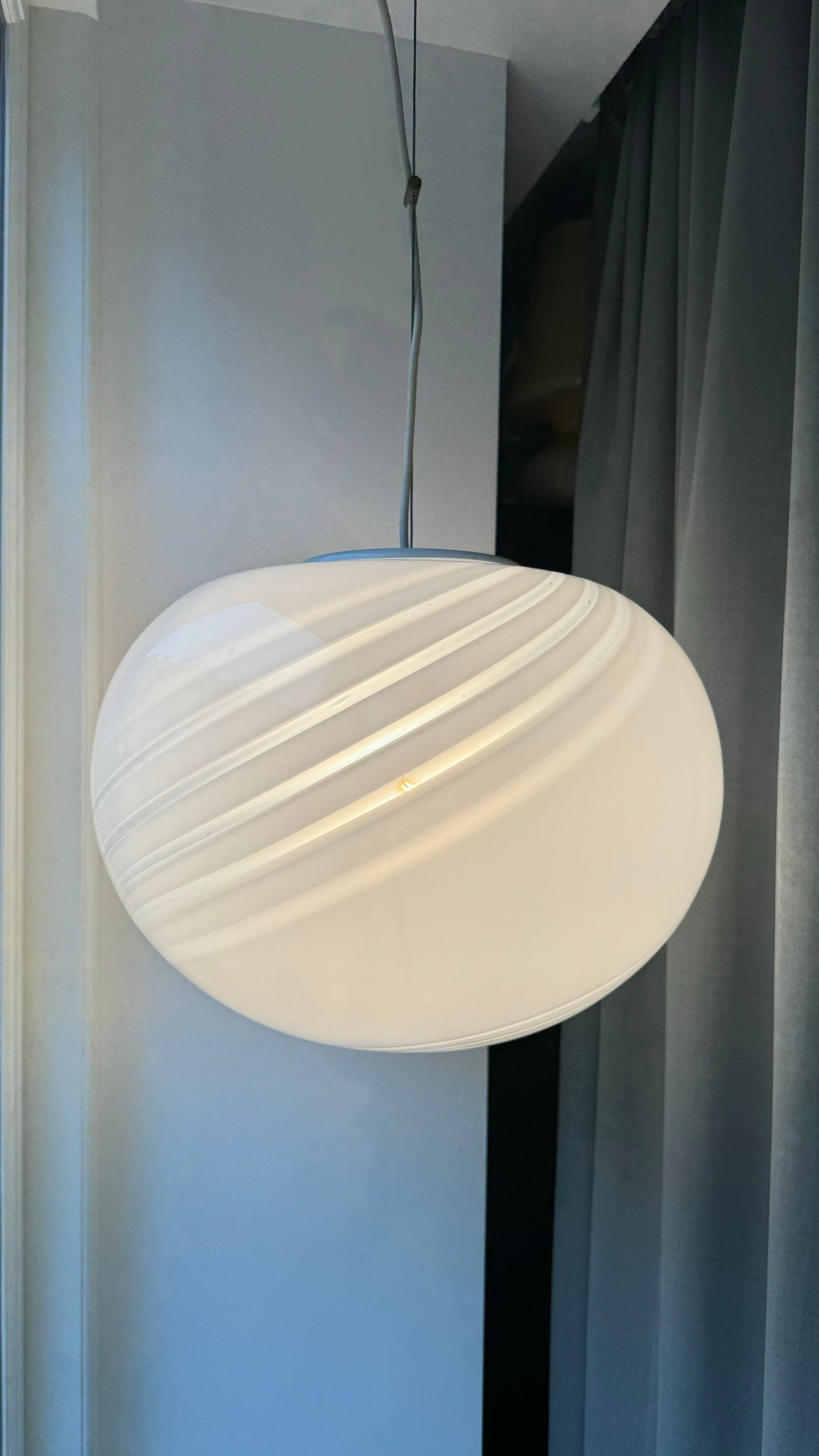 Murano pendel oval og i klassisk hvid 6-swirl, 40 cm