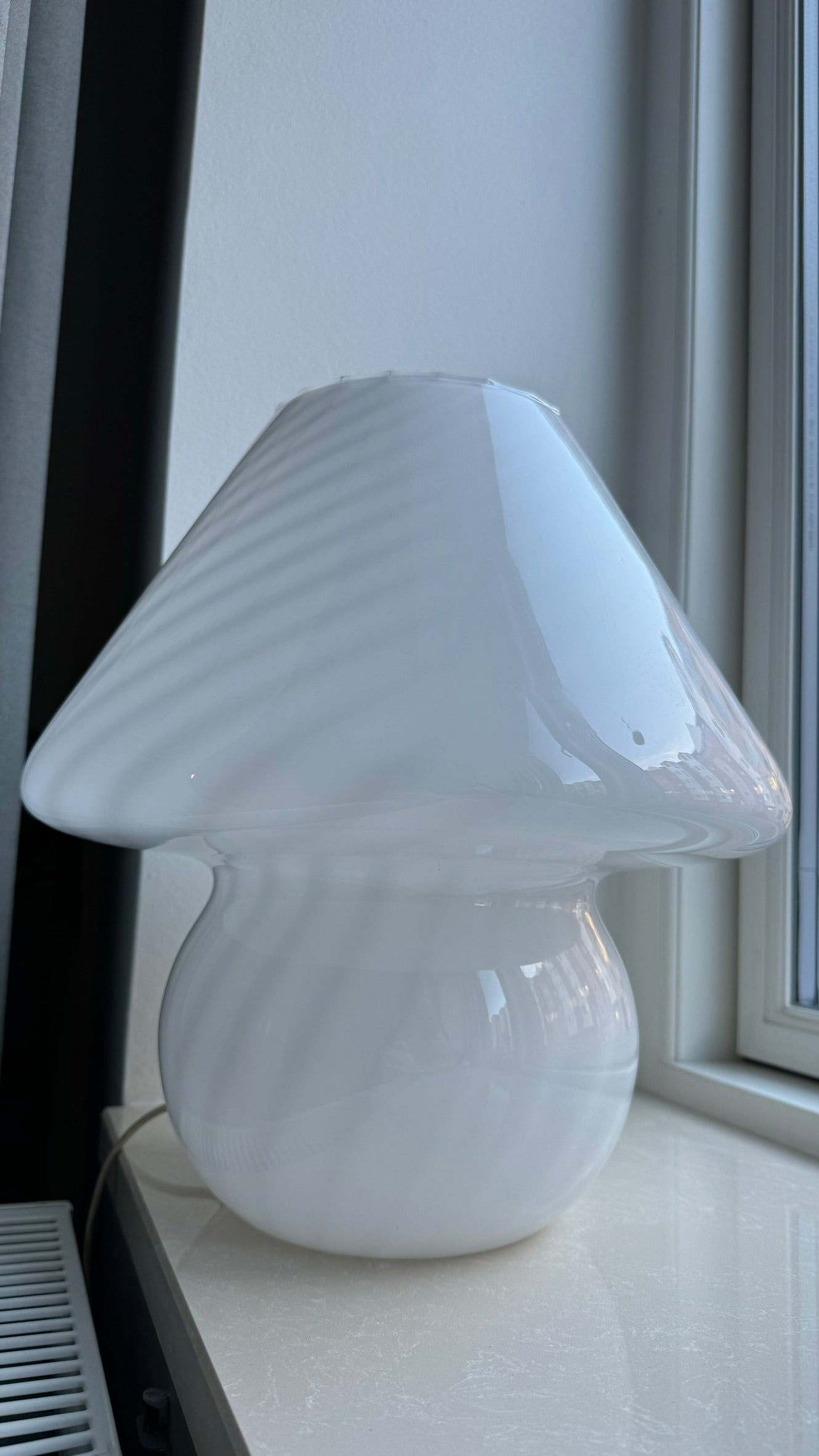 Murano Mushroom in classic white swirl, 37 cm