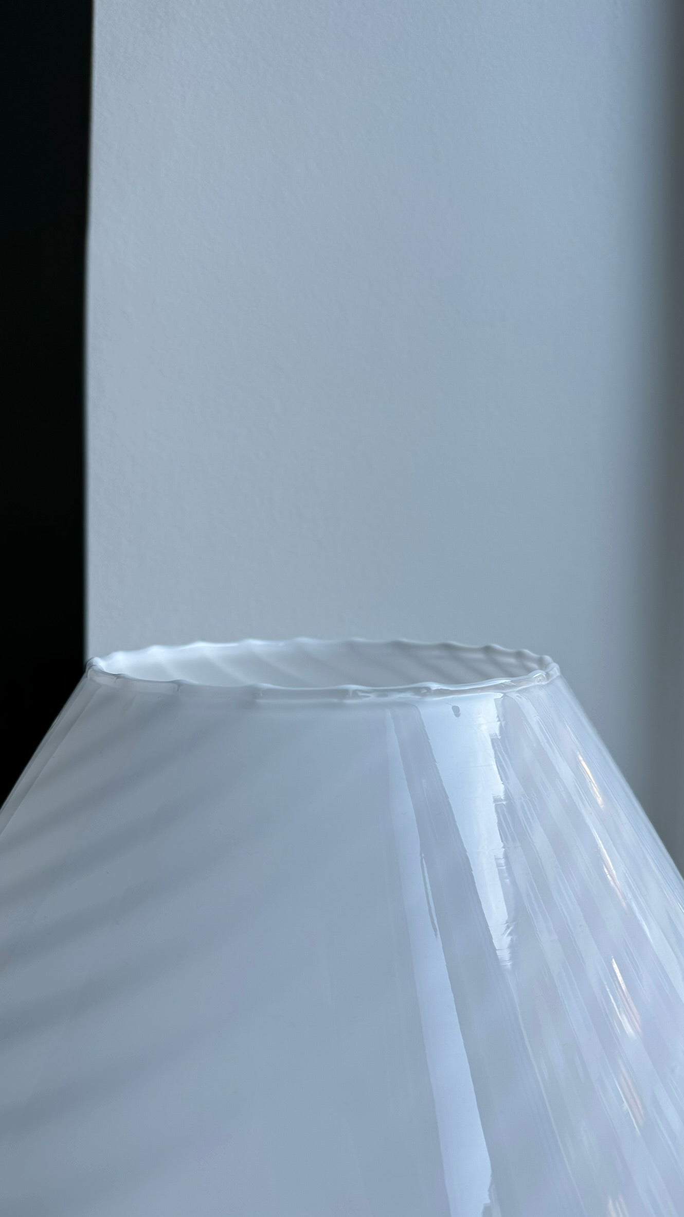 Murano Mushroom in classic white swirl, 37 cm