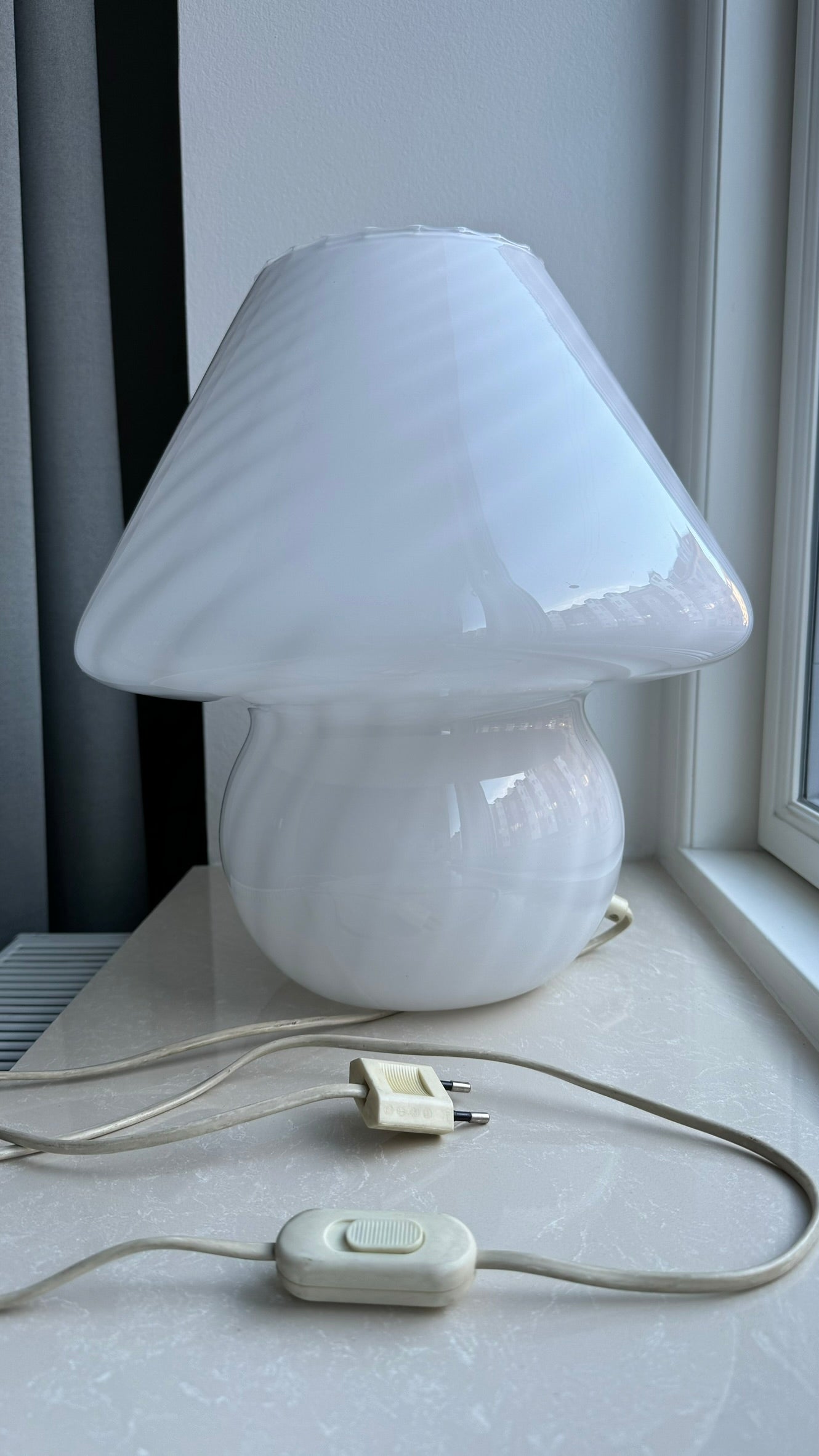Murano Mushroom in classic white swirl, 37 cm