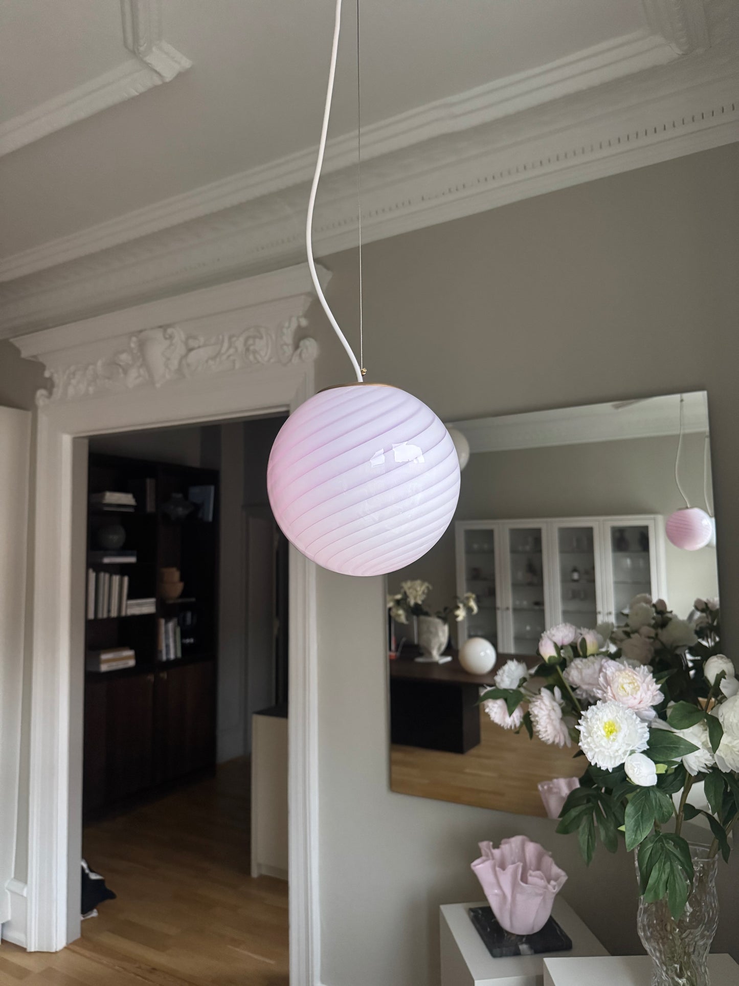 Lyserød Murano pendel med klassisk swirl, 20 cm