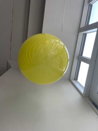 Stor Murano pendel med gul swirl, 40 cm