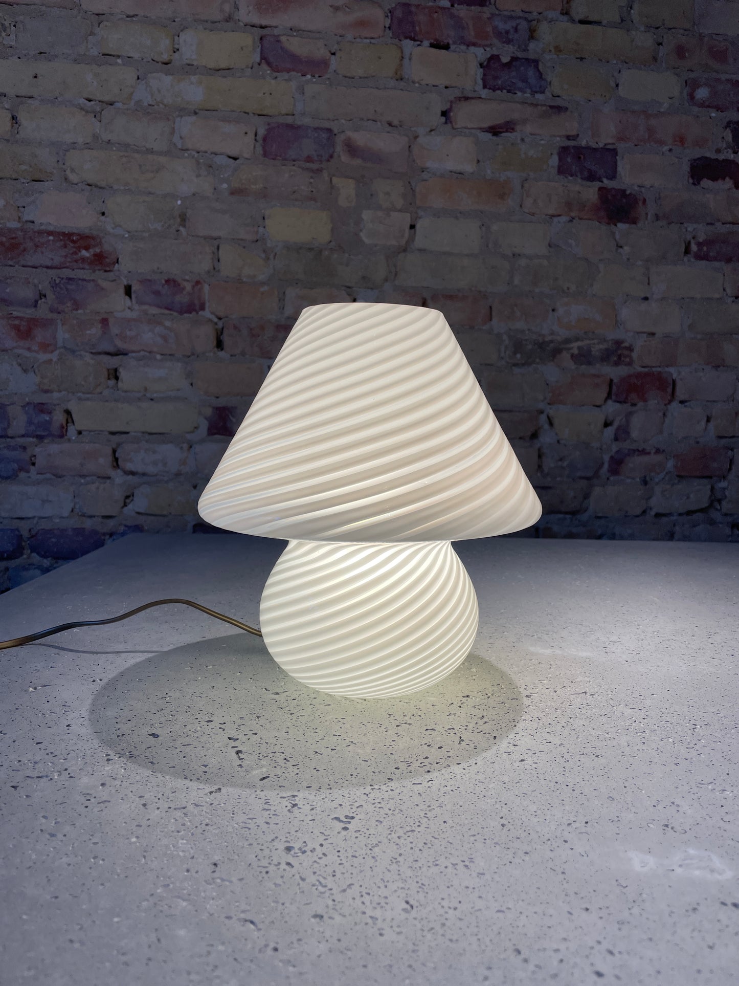 Vintage Murano mushroom in classic white swirl, 27 cm