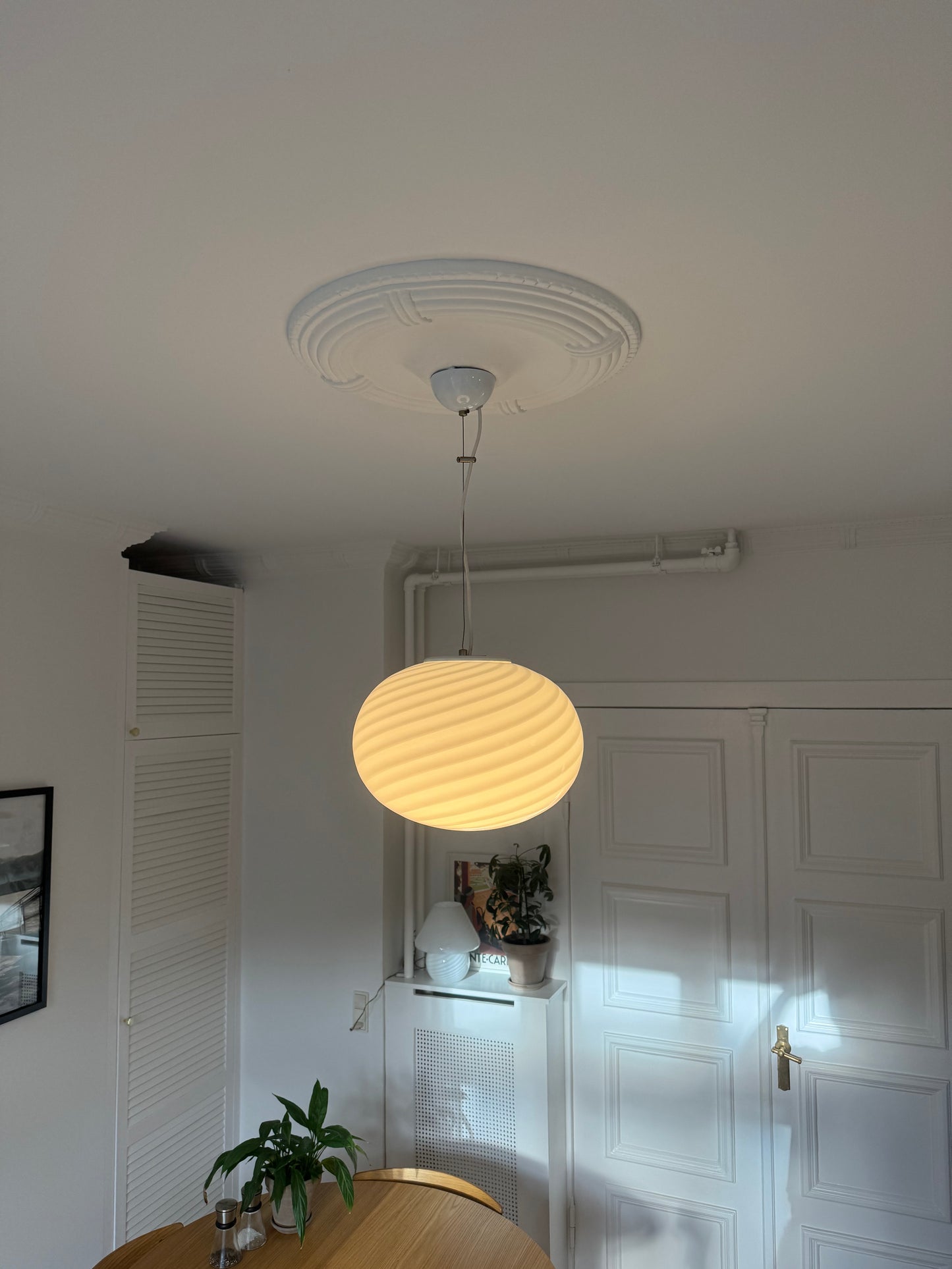 Murano rund pendel med klassisk hvid swirl og original sticker, 35 cm