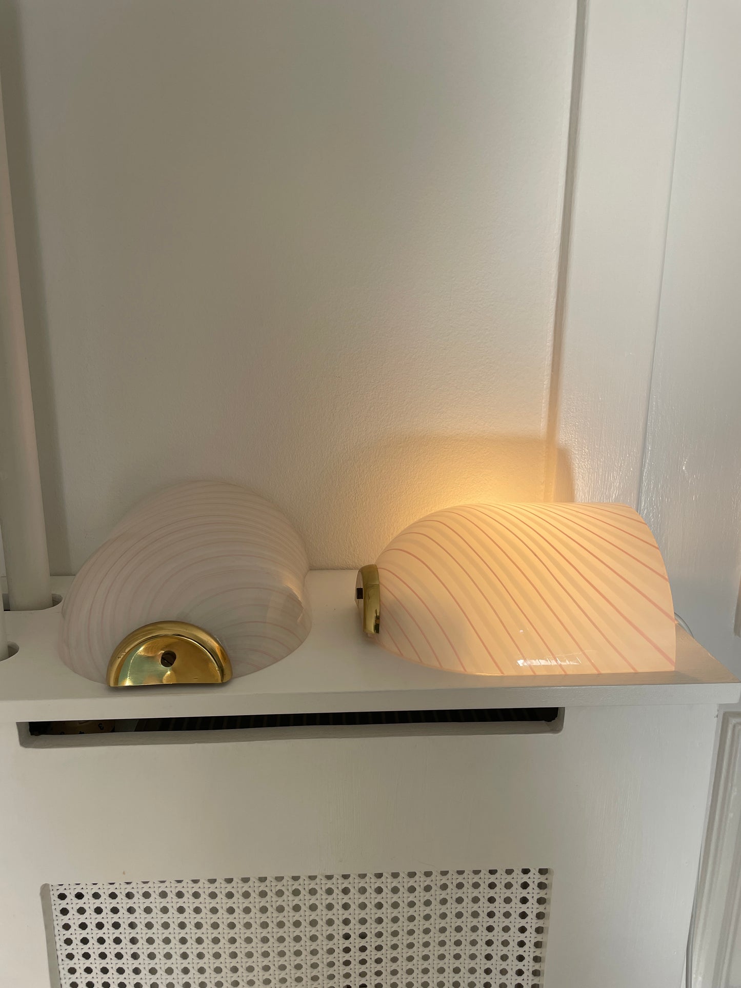 Smukke vintage Murano væglamper med hvid og lyserød swirl