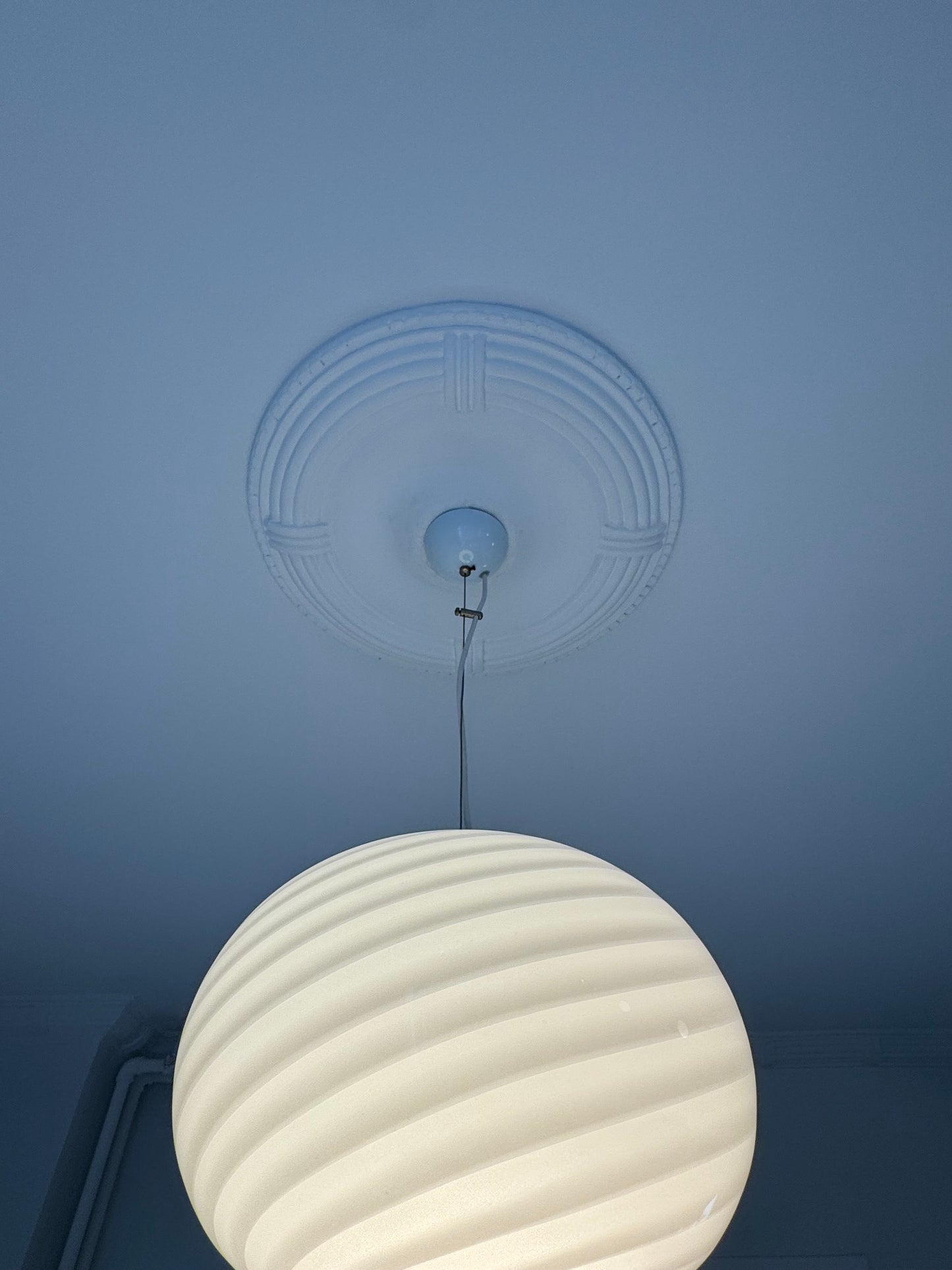 Murano rund pendel med klassisk hvid swirl og original sticker, 35 cm