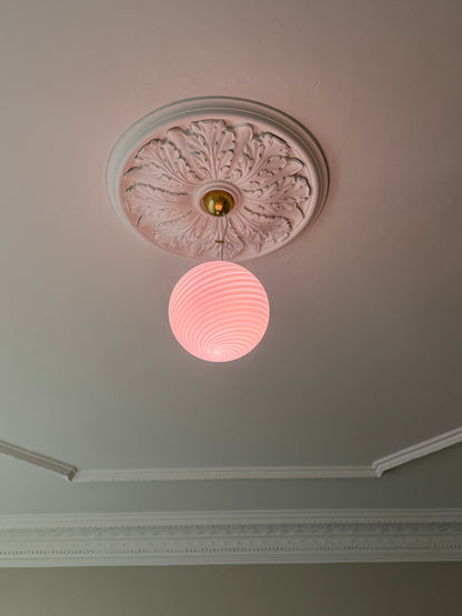 Lyserød Murano pendel i klassisk swirl, 30 cm