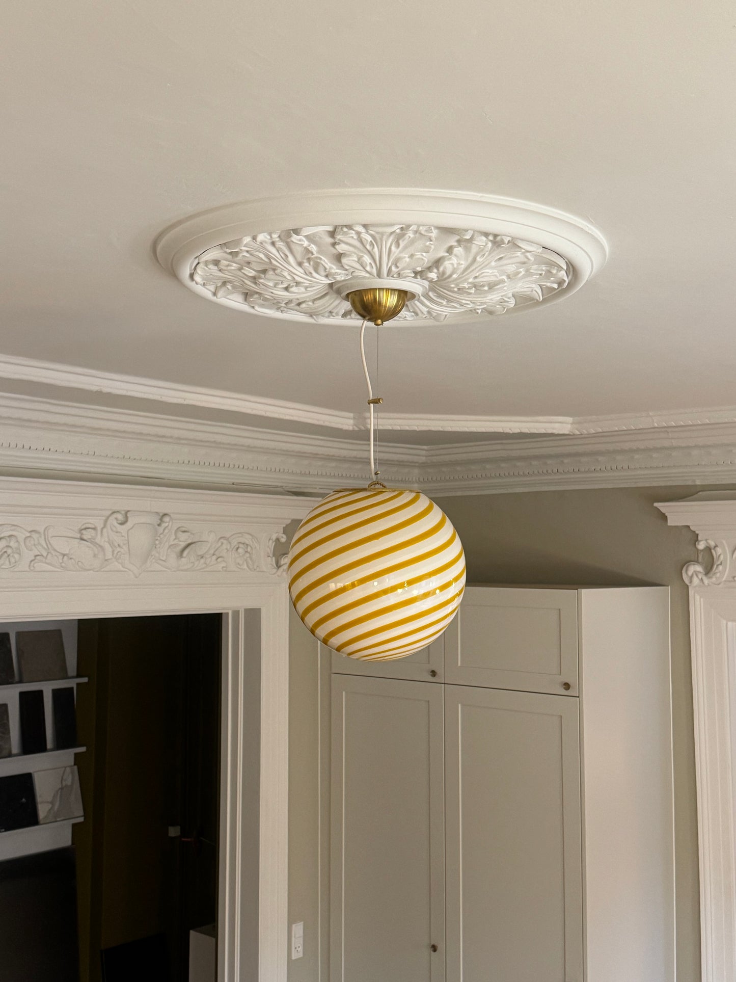 Hvid og gul Murano bolche pendel lampe, 30 cm