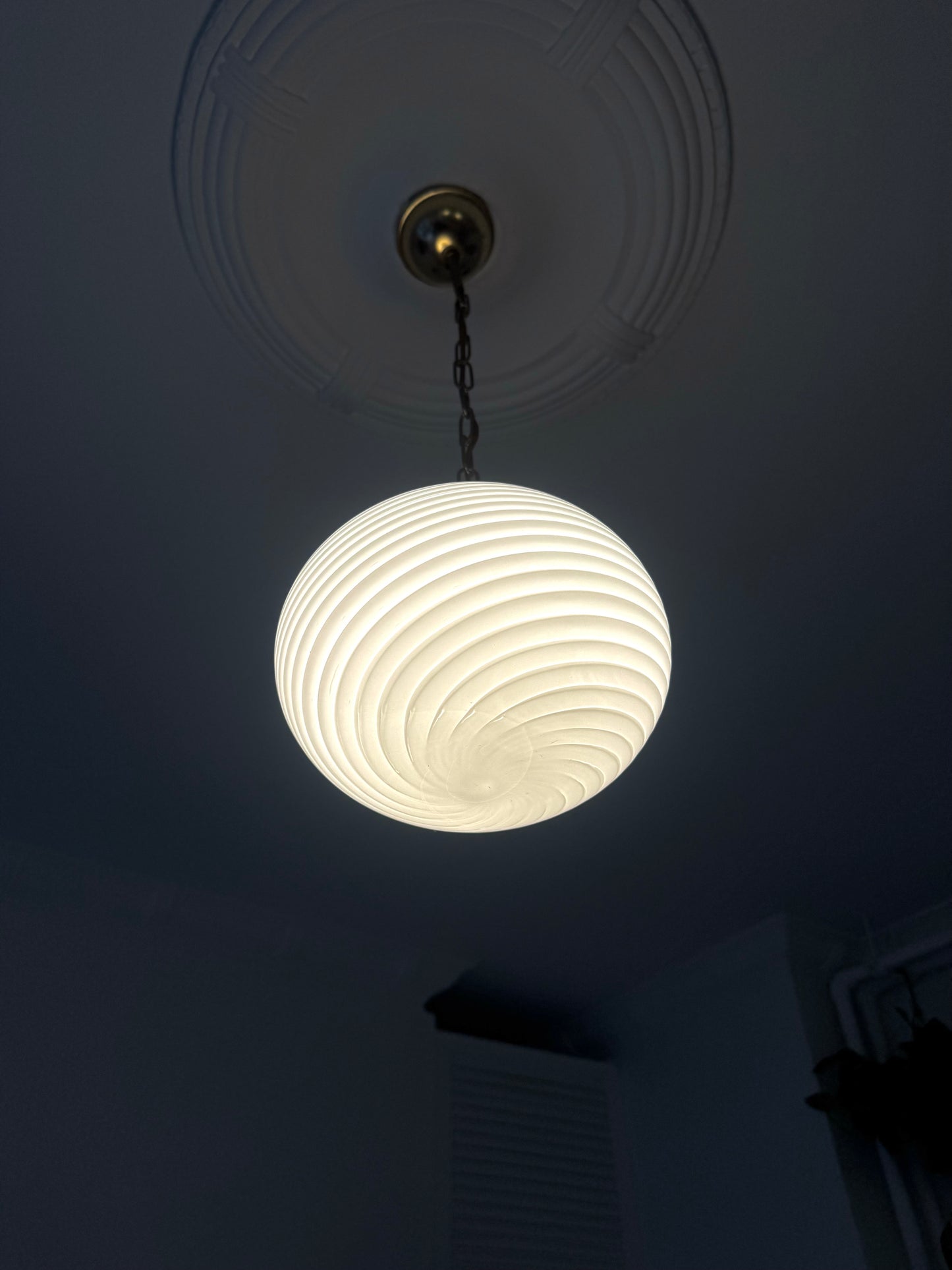 Murano oval pendel med klassisk hvid swirl og original sticker, 21 cm, et sæt